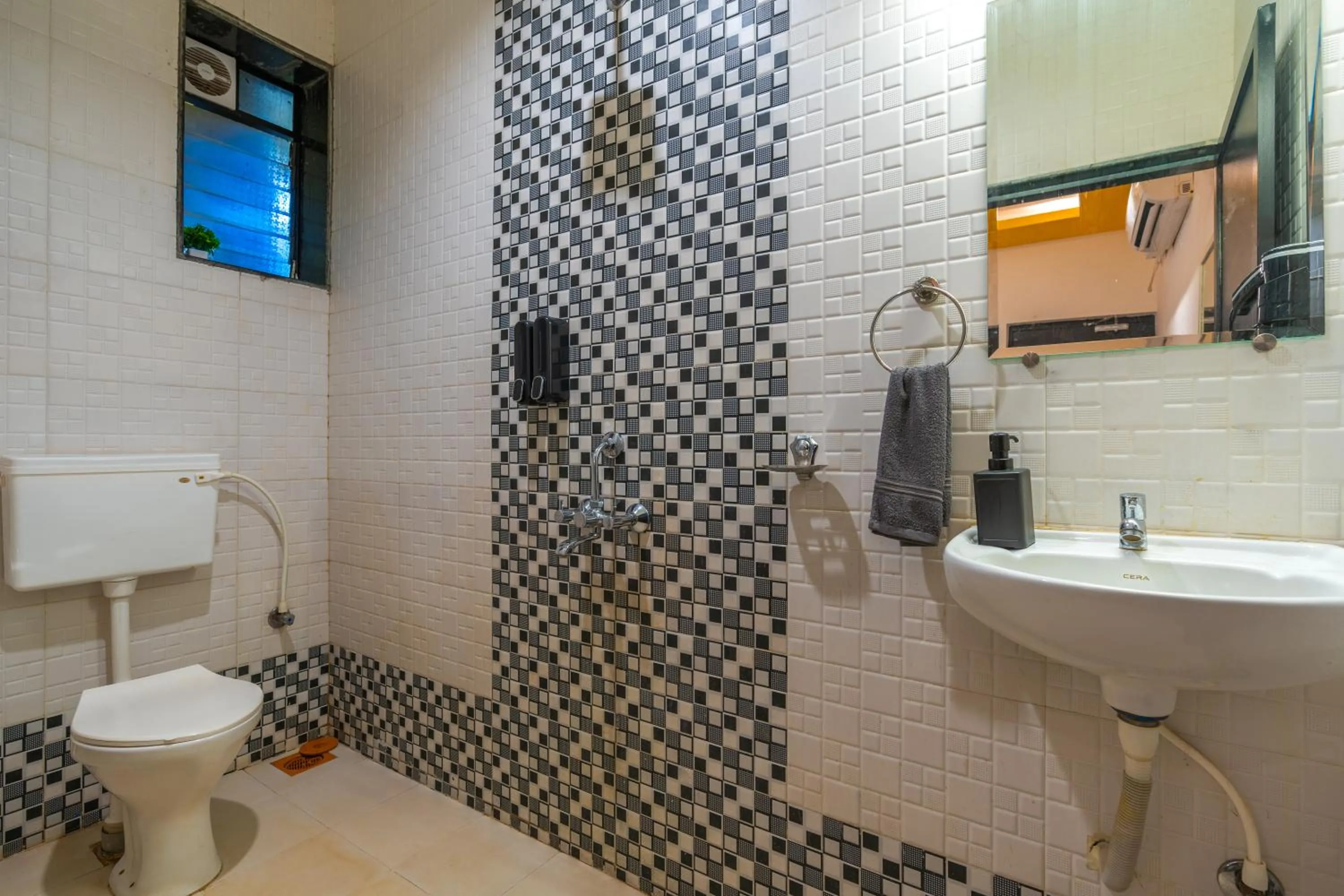 Shower in Whoopers Boutique Hotel Morjim