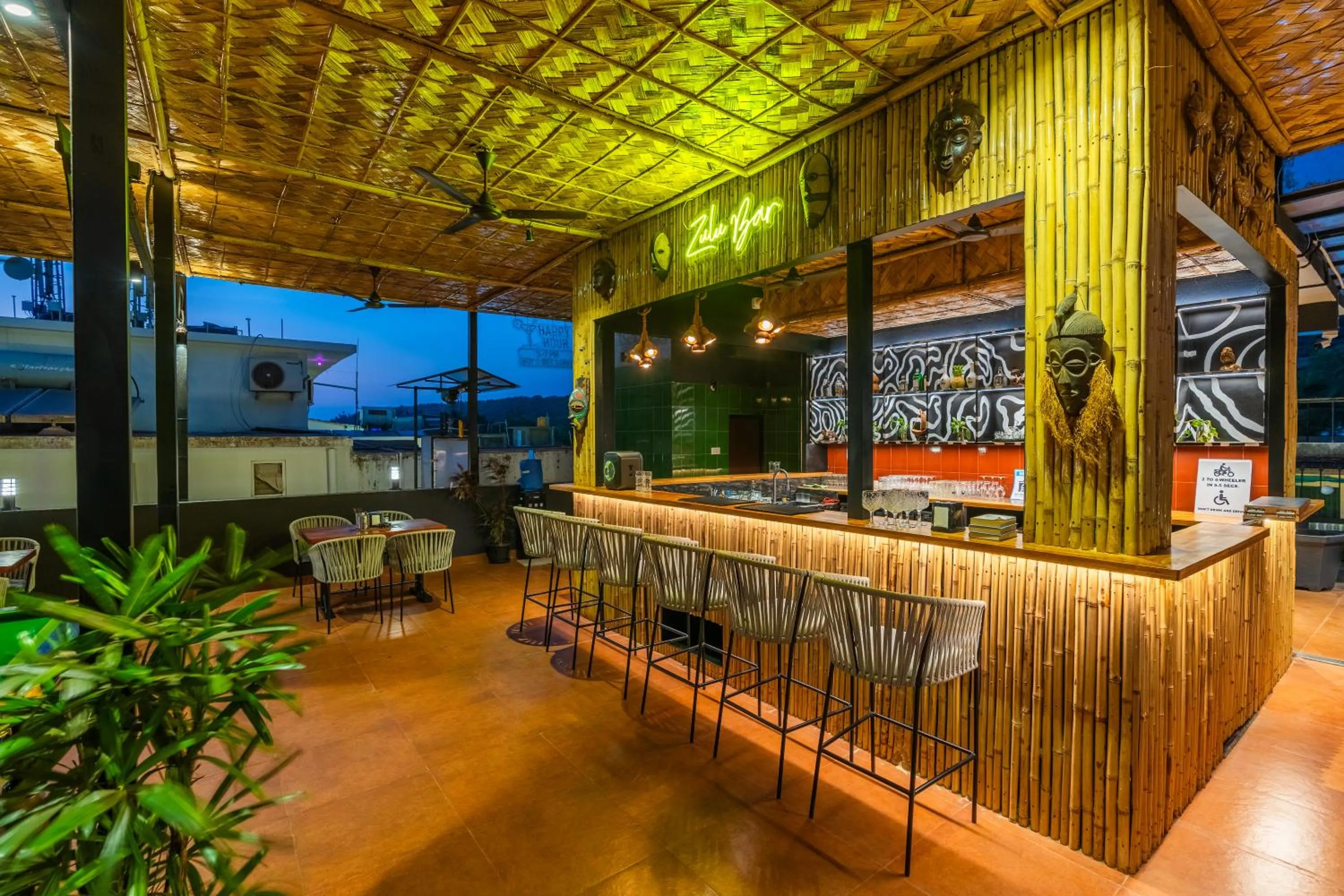 Restaurant/places to eat in Whoopers Boutique Hotel Morjim