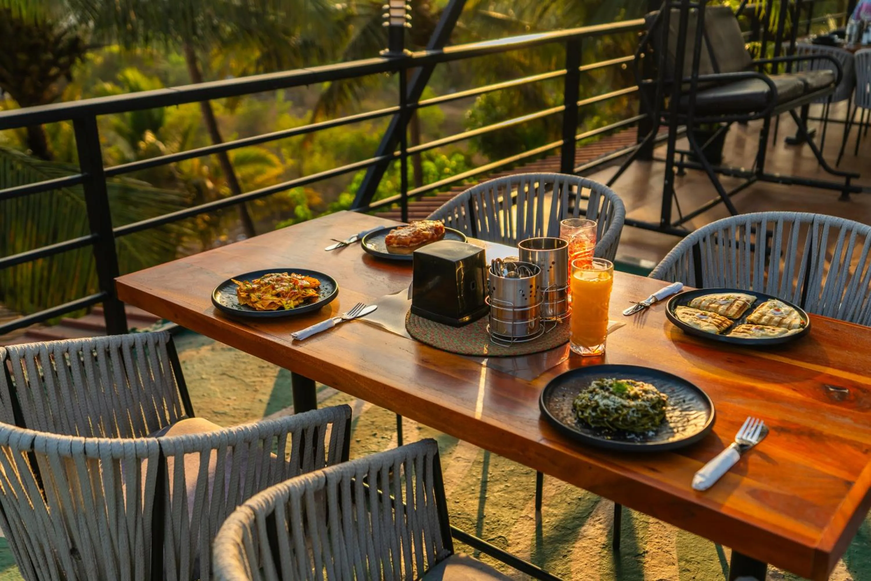 Food and drinks in Whoopers Boutique Hotel Morjim