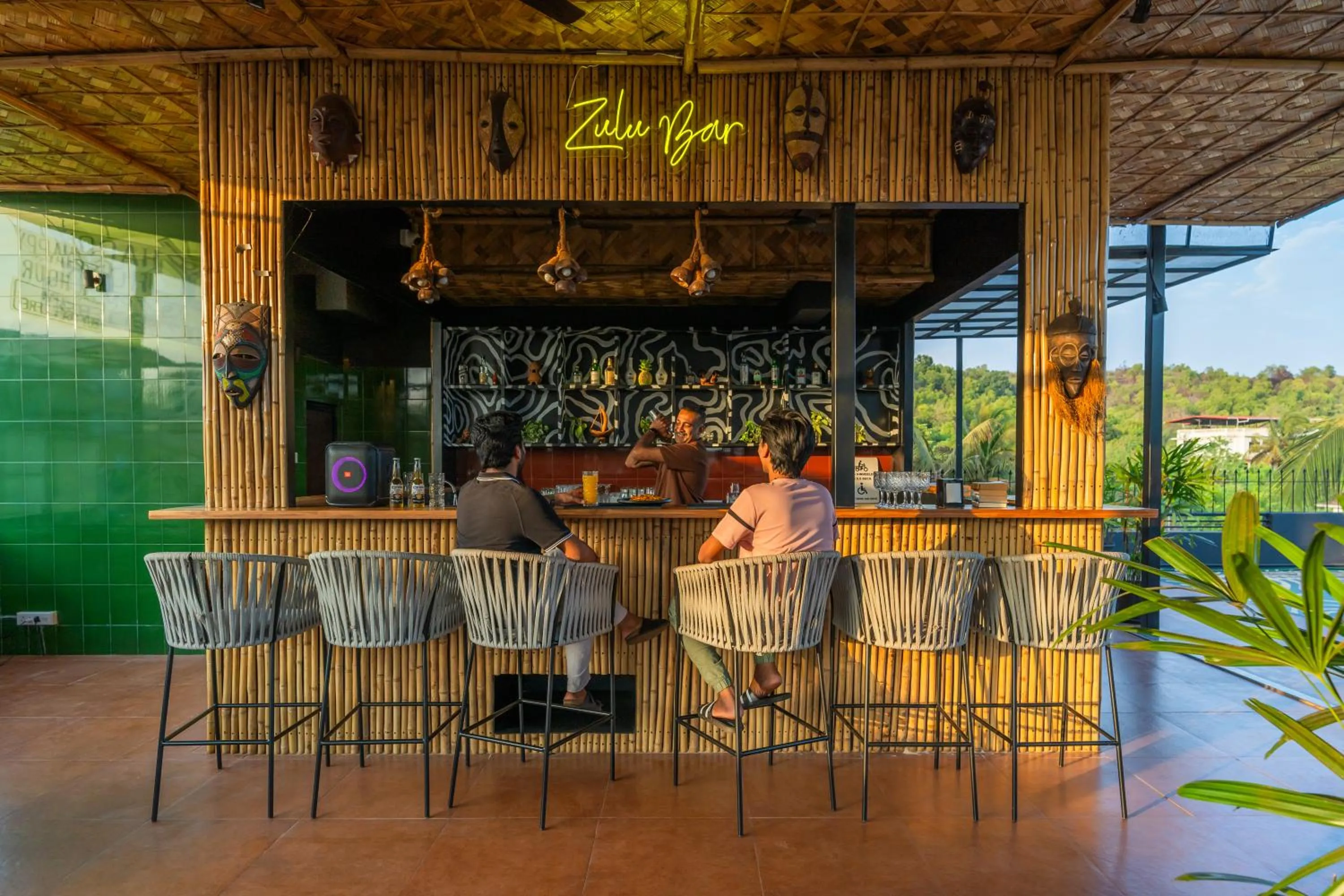 Restaurant/places to eat in Whoopers Boutique Hotel Morjim