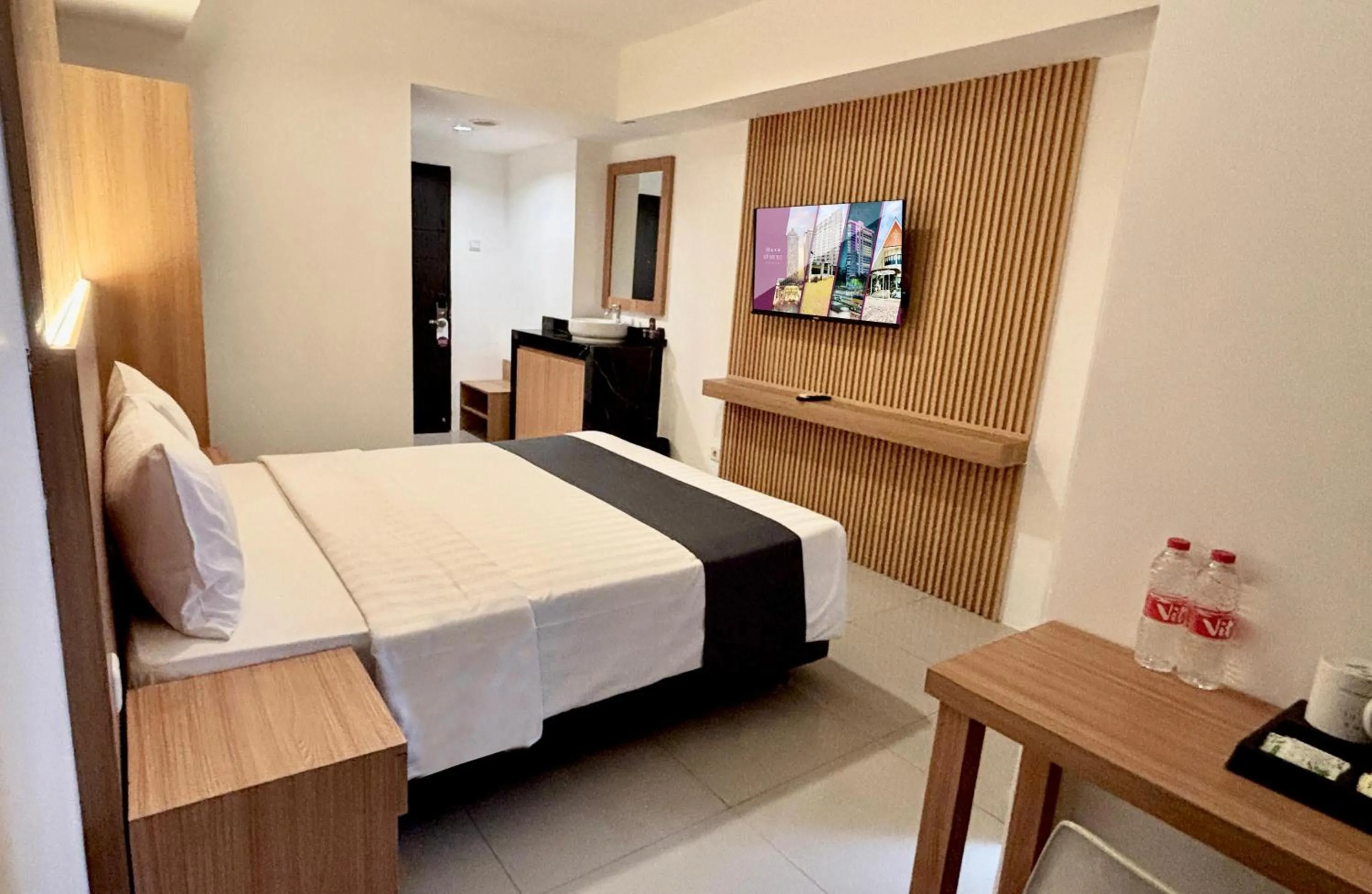 Communal lounge/ TV room, Bed in Nemuru Hotel Ciputat