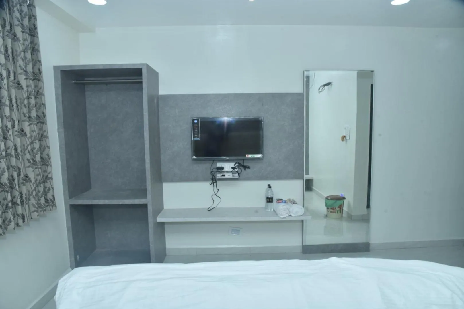 Bed, TV/Entertainment Center in Annapurna executive 