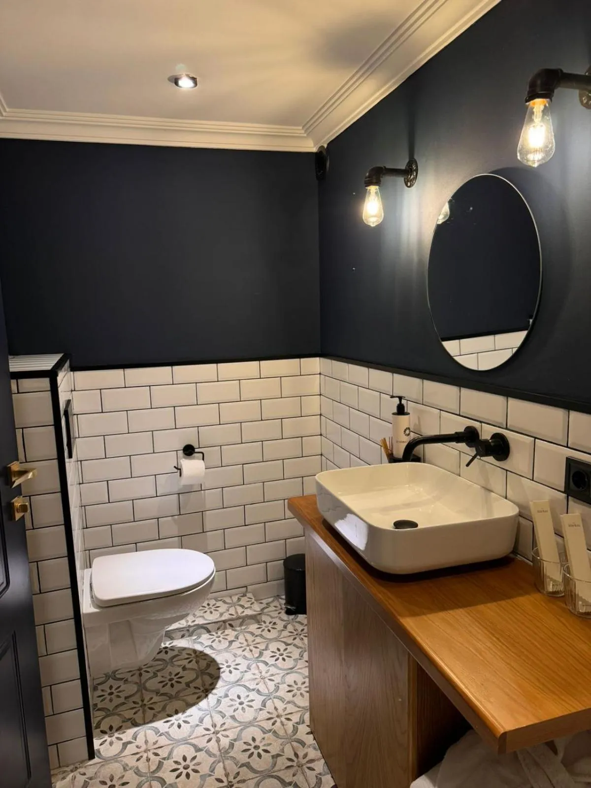 Toilet in Zorba&Bond Boutique Hotel