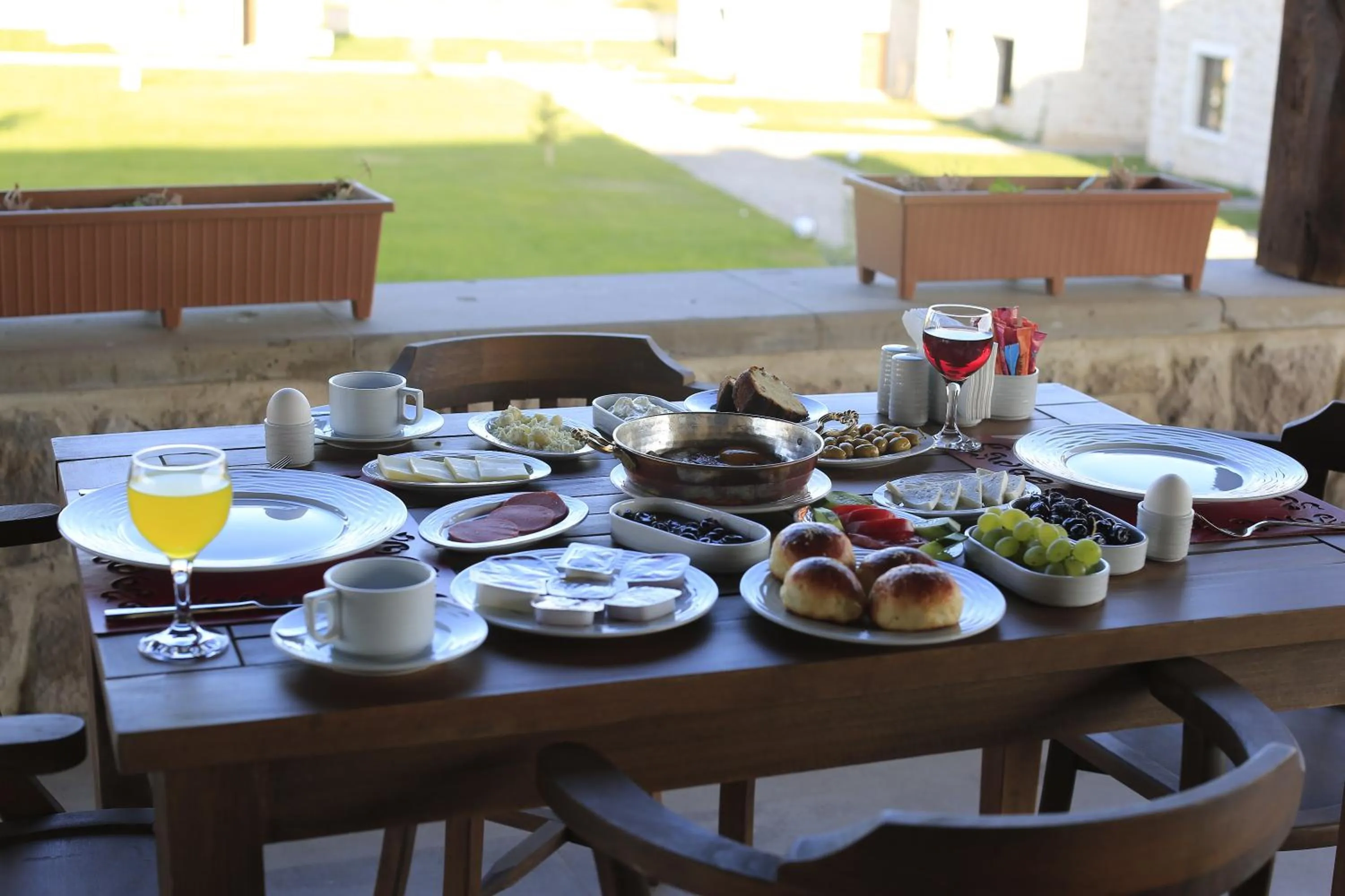 Restaurant/places to eat in ELEVRES STONE HOUSE HOTEL