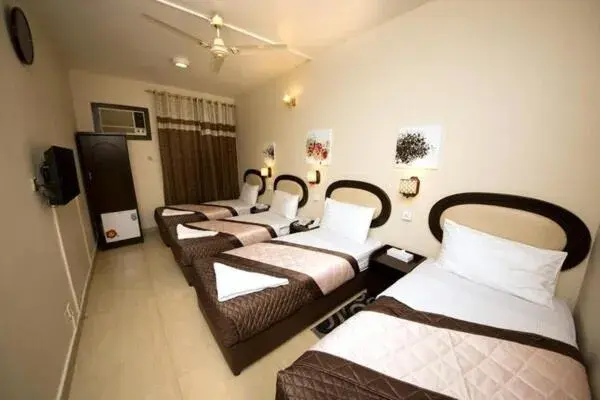 Quadruple Room in Grand Sina Hotel Quadruple Room in Grand Sina Hotel