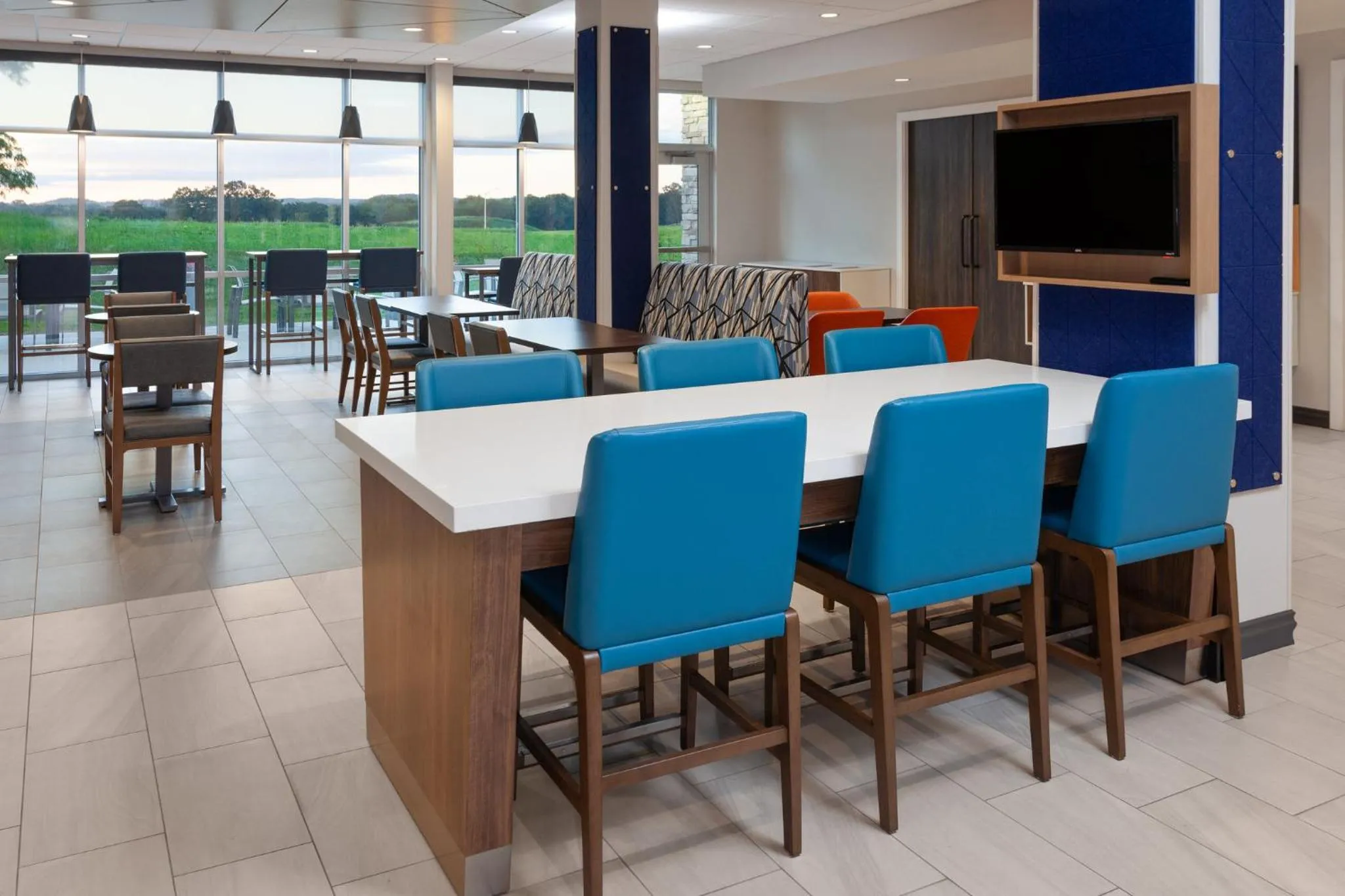 Breakfast in Holiday Inn Express & Suites Reedsburg - Dells Area by IHG