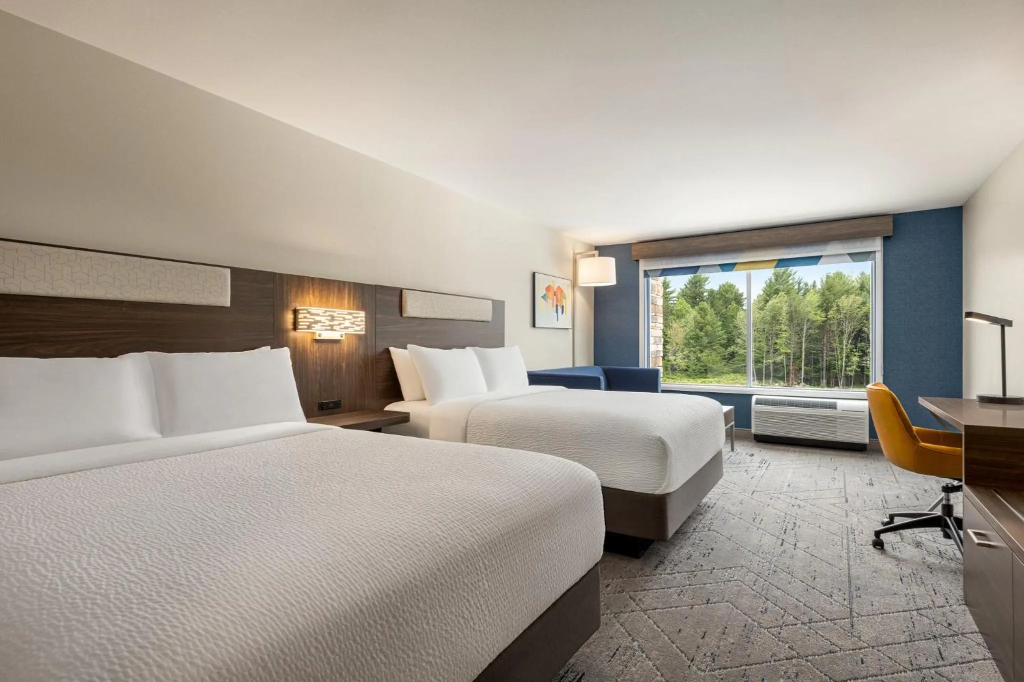 Photo of the whole room, Bed in Holiday Inn Express & Suites Rhinelander by IHG