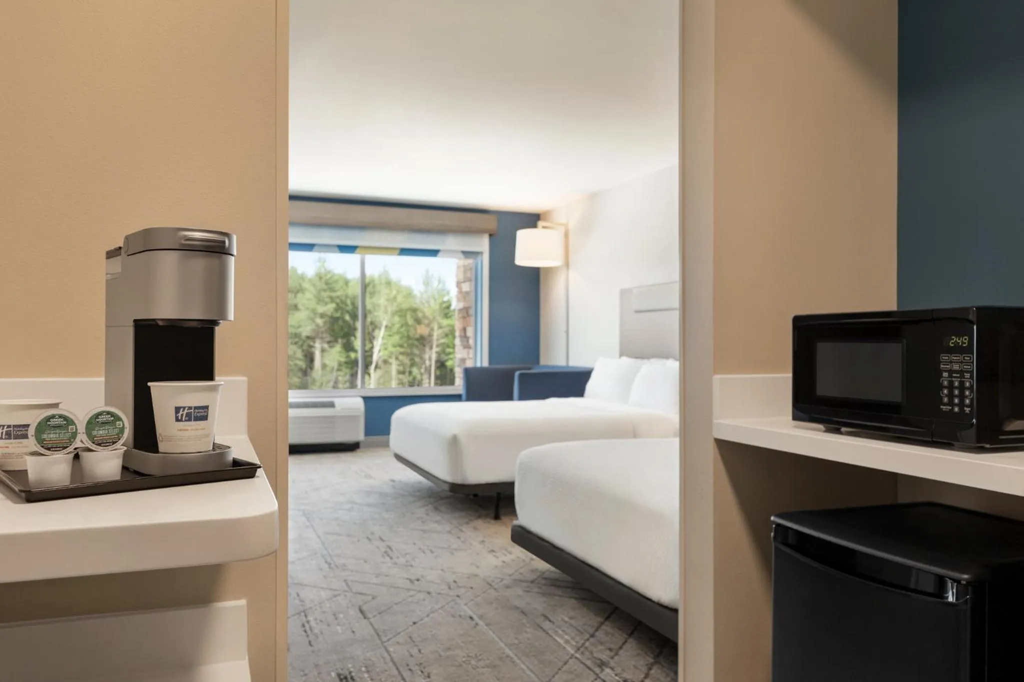 Photo of the whole room, Bed in Holiday Inn Express & Suites Rhinelander by IHG