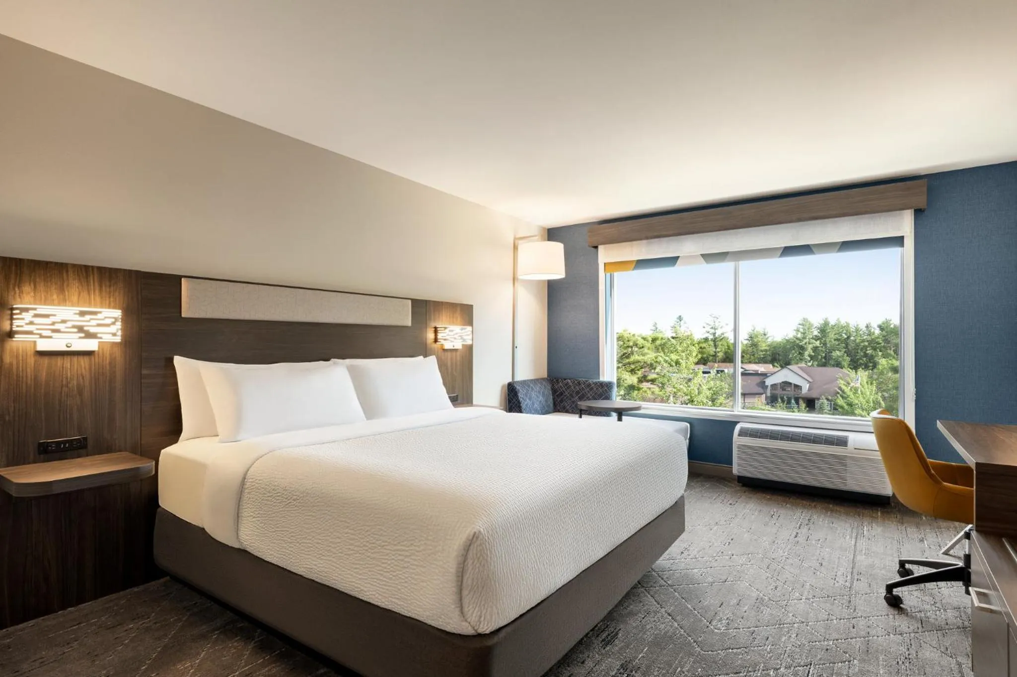 Photo of the whole room, Bed in Holiday Inn Express & Suites Rhinelander by IHG