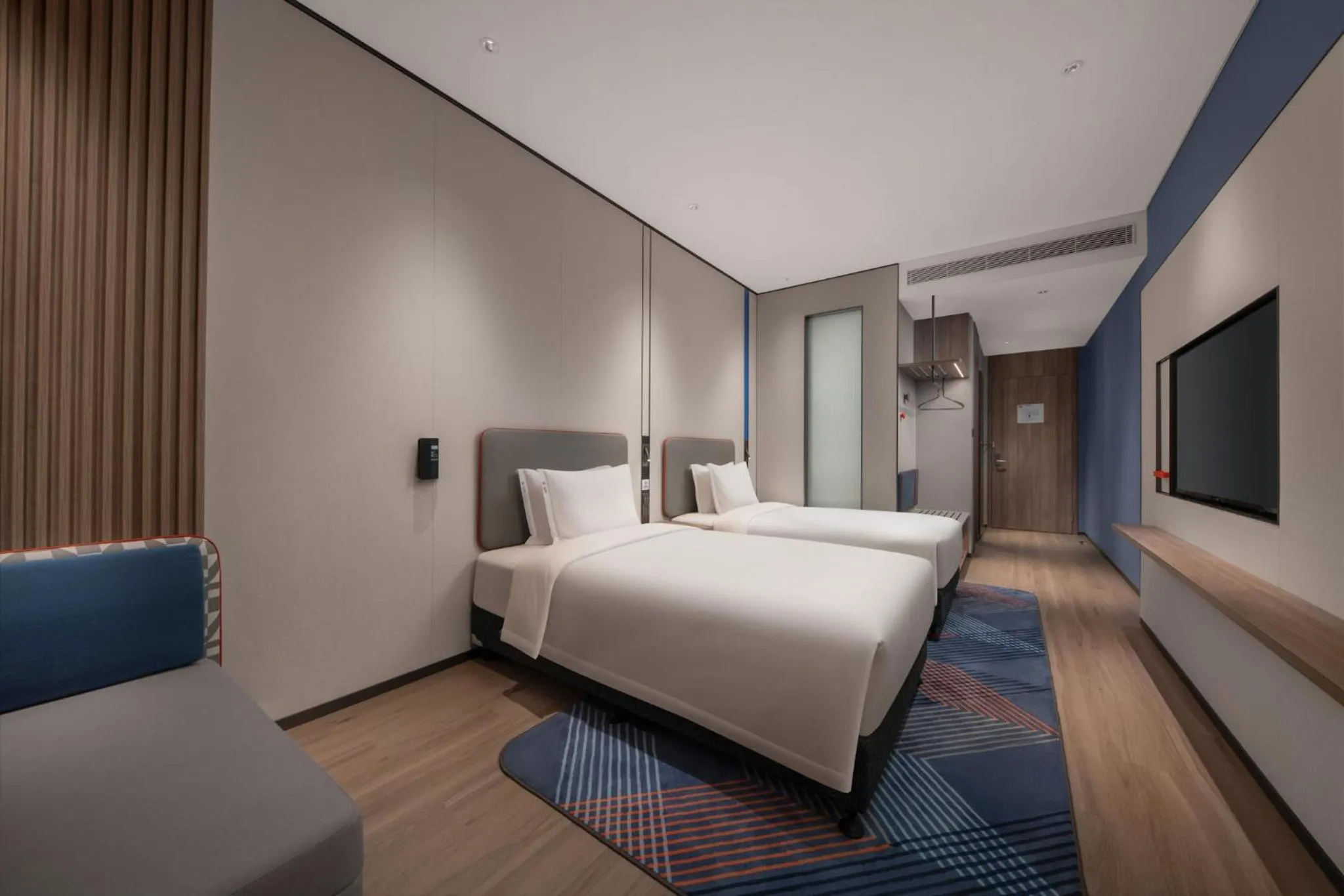 Photo of the whole room, Bed in Holiday Inn Express Shenzhen Futian Center by IHG
