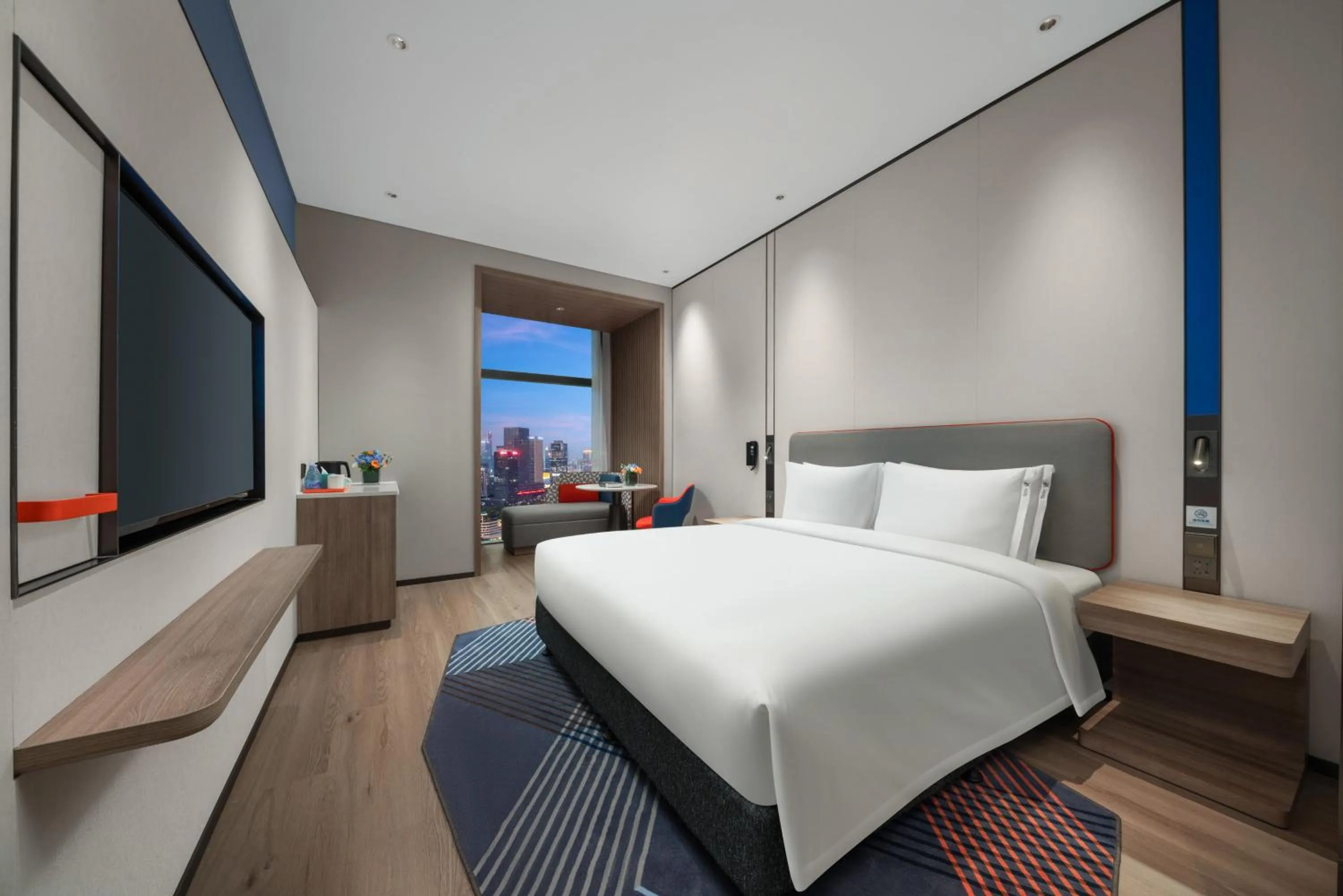 Photo of the whole room, Bed in Holiday Inn Express Shenzhen Futian Center by IHG