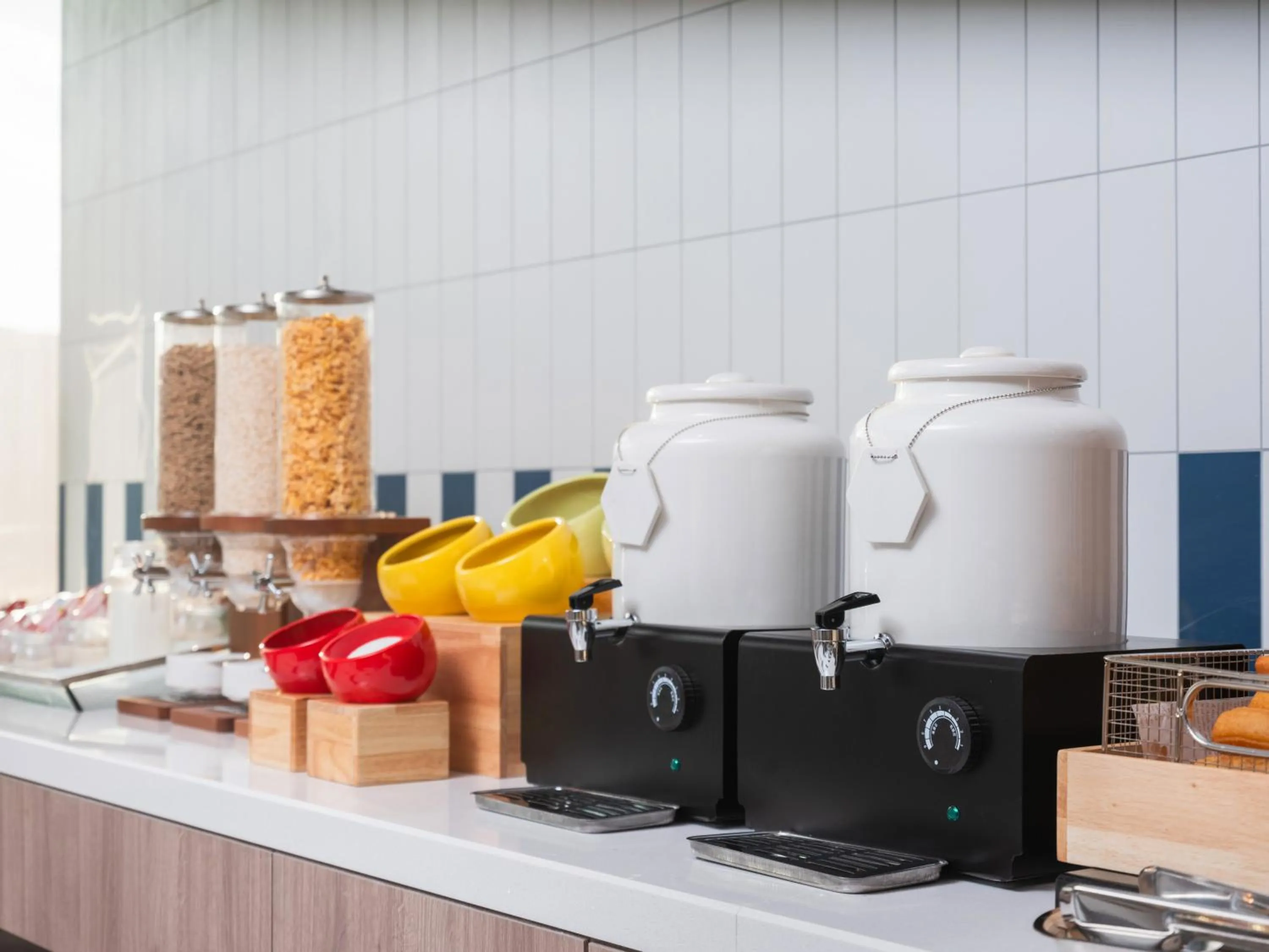 Restaurant/places to eat in Holiday Inn Express Shenzhen Futian Center by IHG