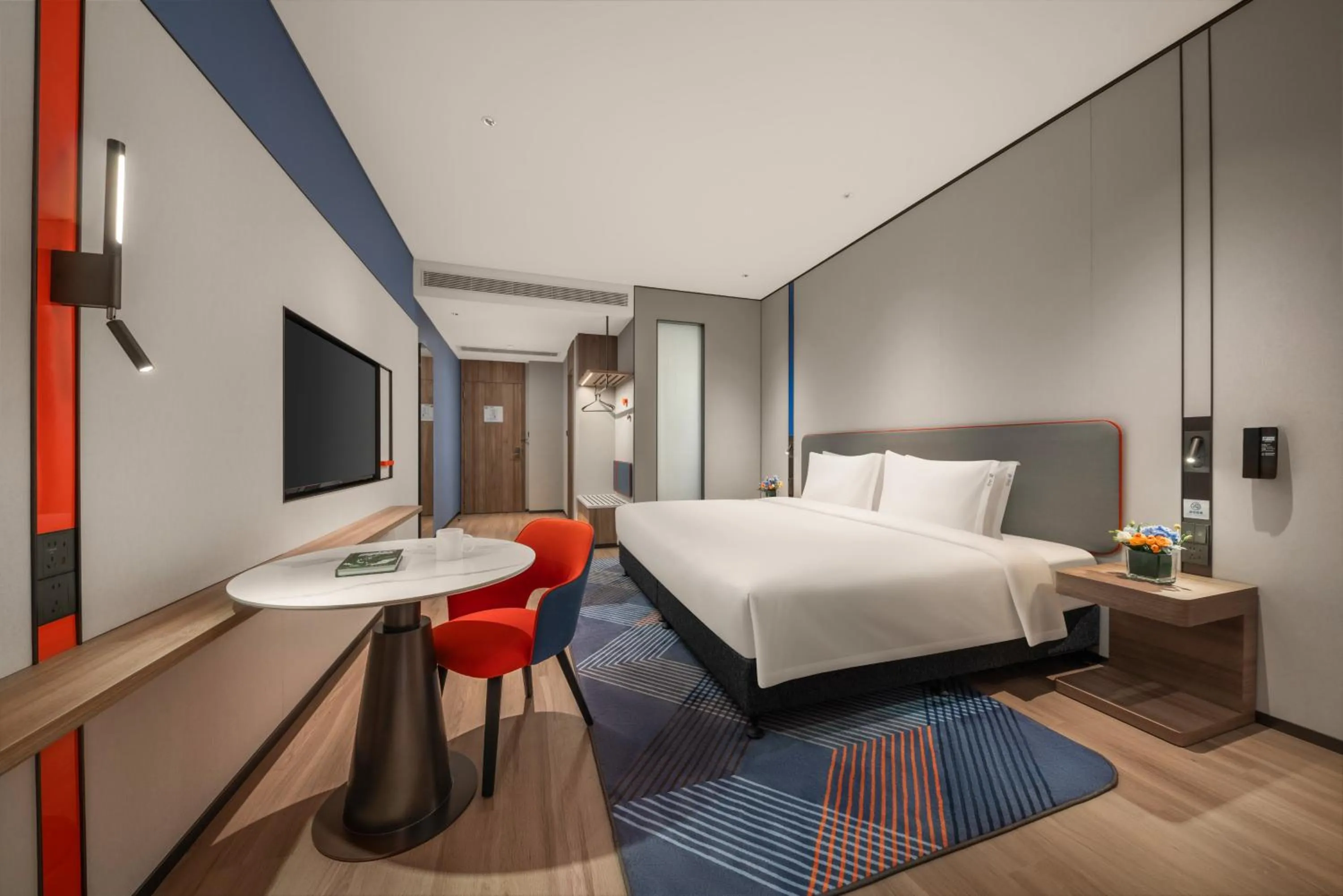 Photo of the whole room, Bed in Holiday Inn Express Shenzhen Futian Center by IHG