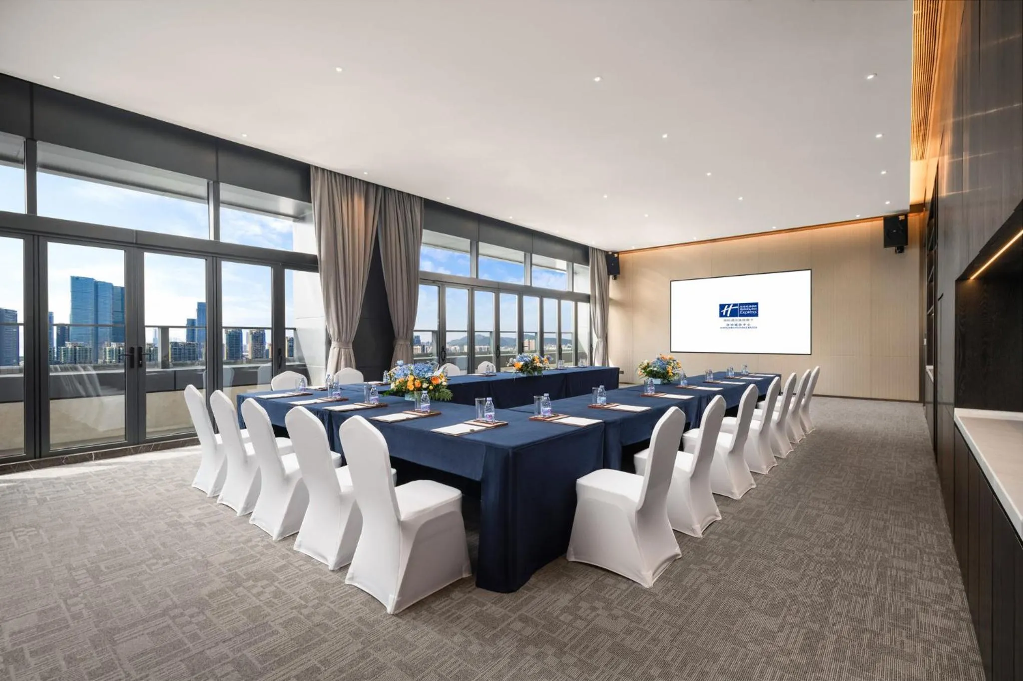 Meeting/conference room in Holiday Inn Express Shenzhen Futian Center by IHG
