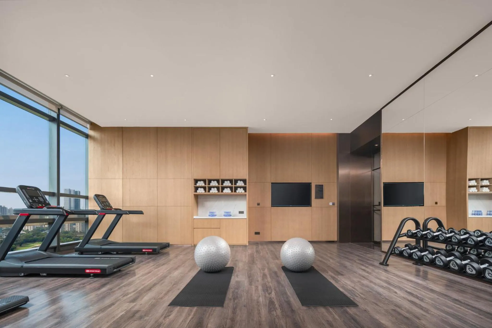 Fitness centre/facilities in Holiday Inn Express Shenzhen Futian Center by IHG