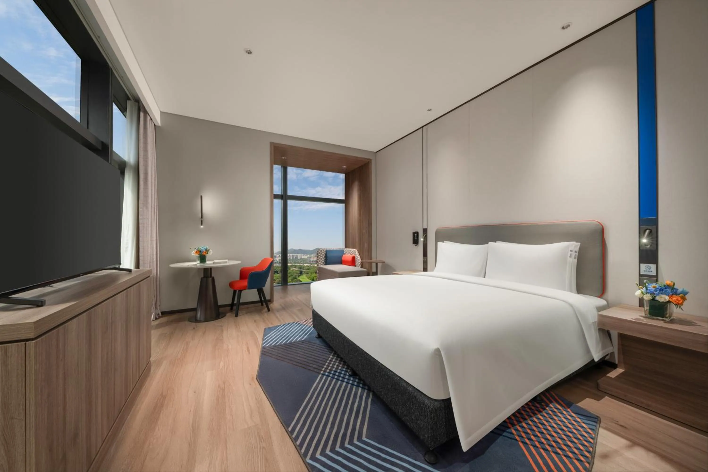 Photo of the whole room, Bed in Holiday Inn Express Shenzhen Futian Center by IHG