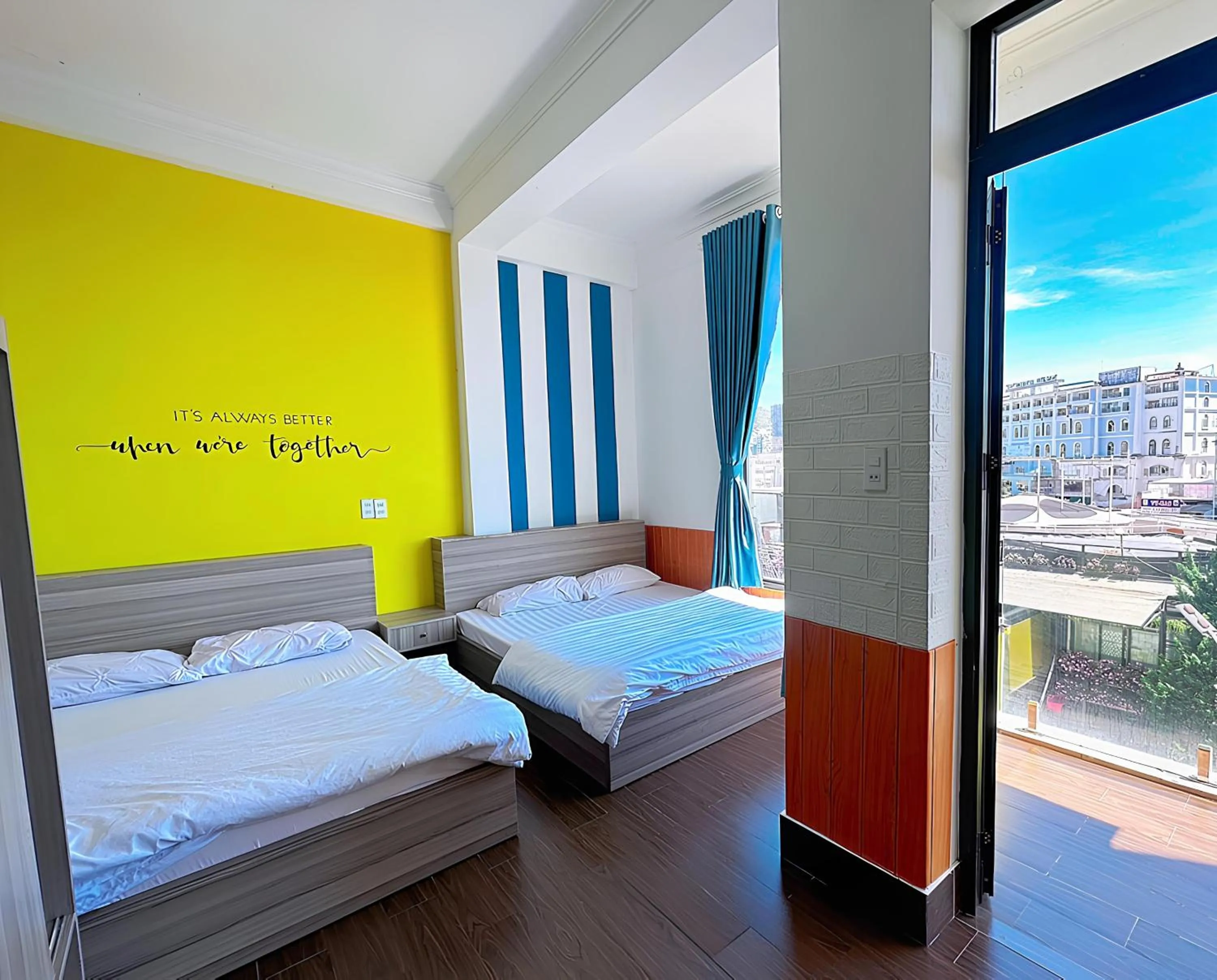 Photo of the whole room, Bed in NA NI