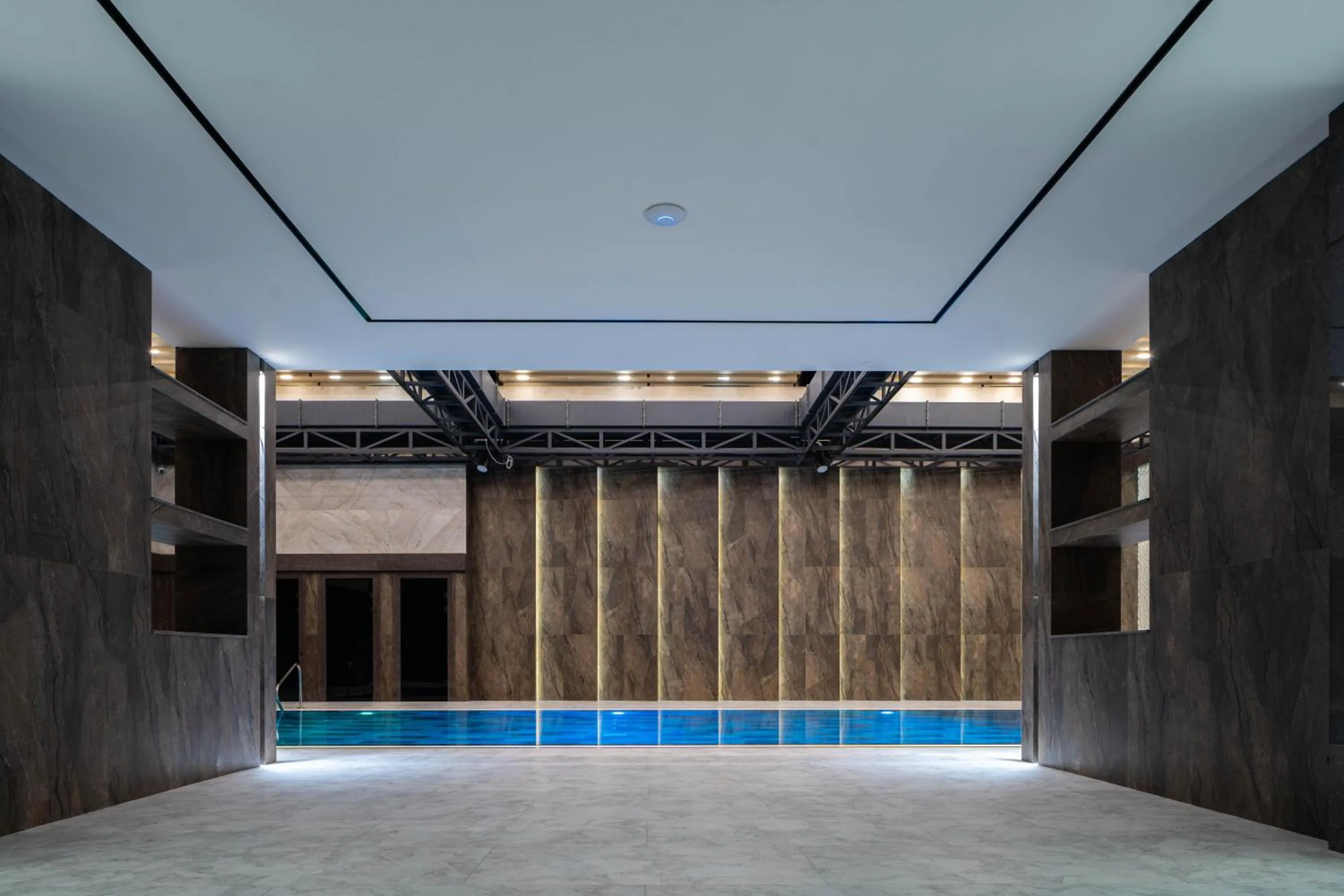 Swimming pool in FRANKFORT Expo Hotel