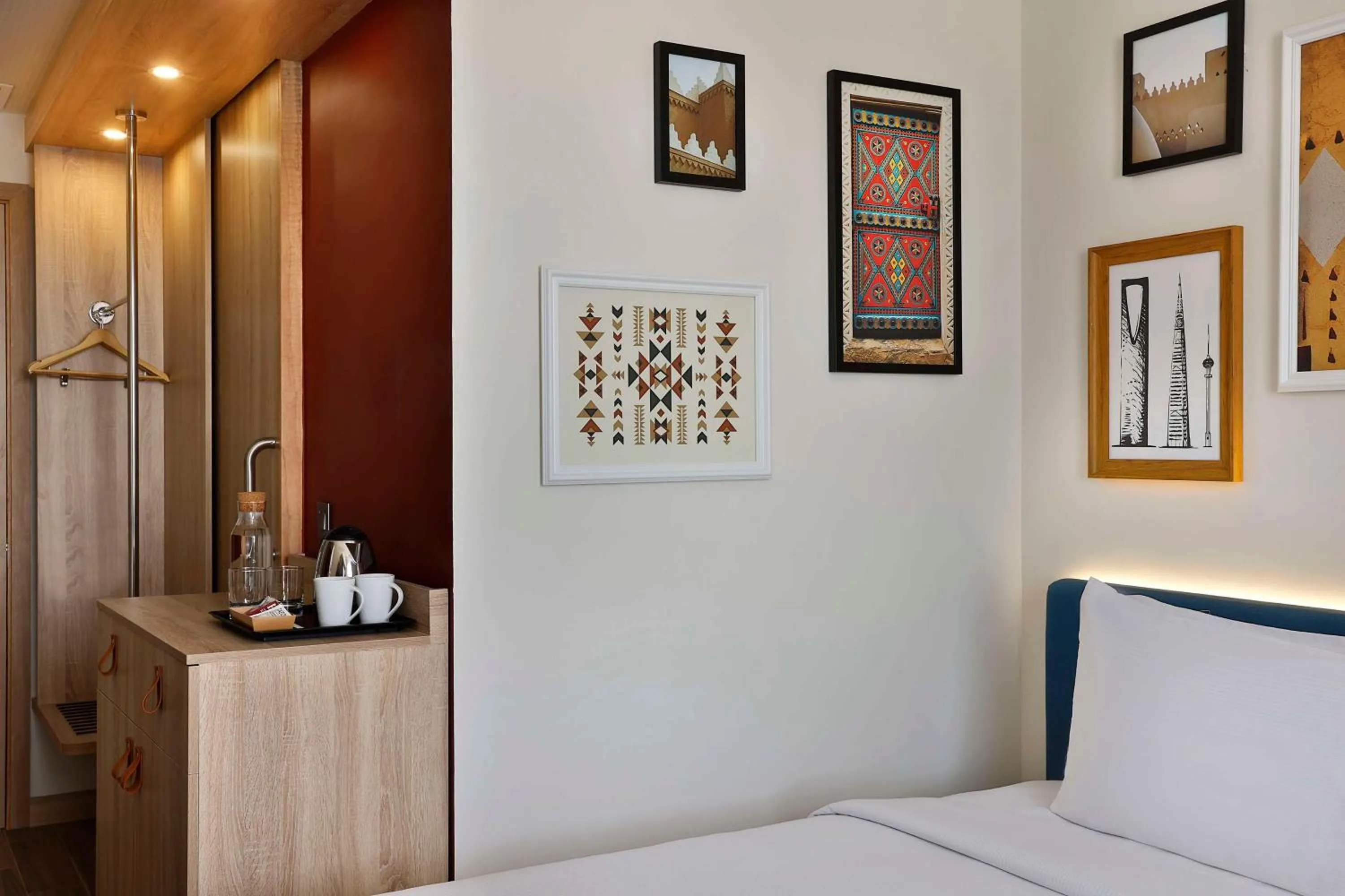 Coffee/tea facilities, Bed in Hampton by Hilton Sharma NEOM Community 1