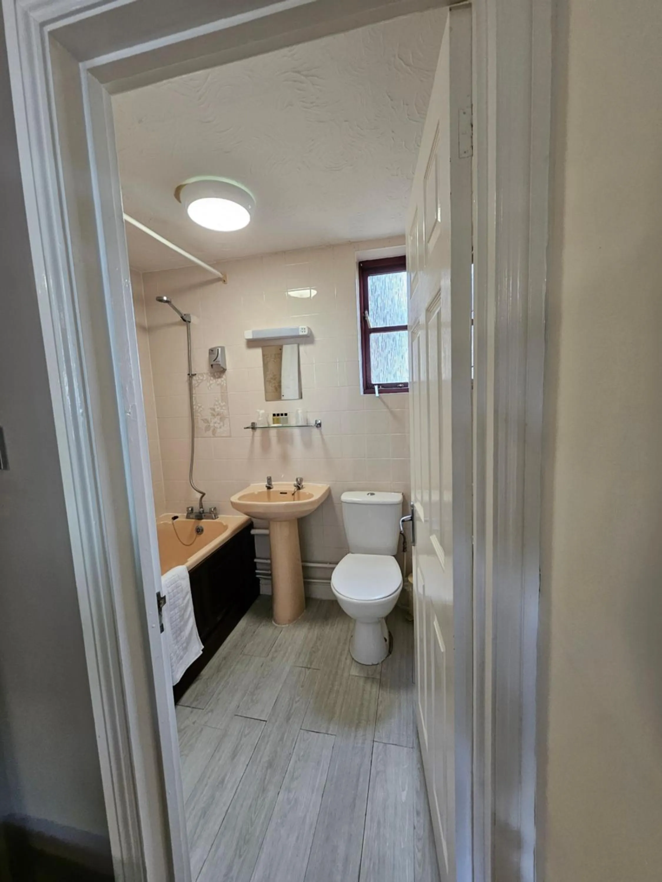 Bathroom in Marsh Farm Hotel