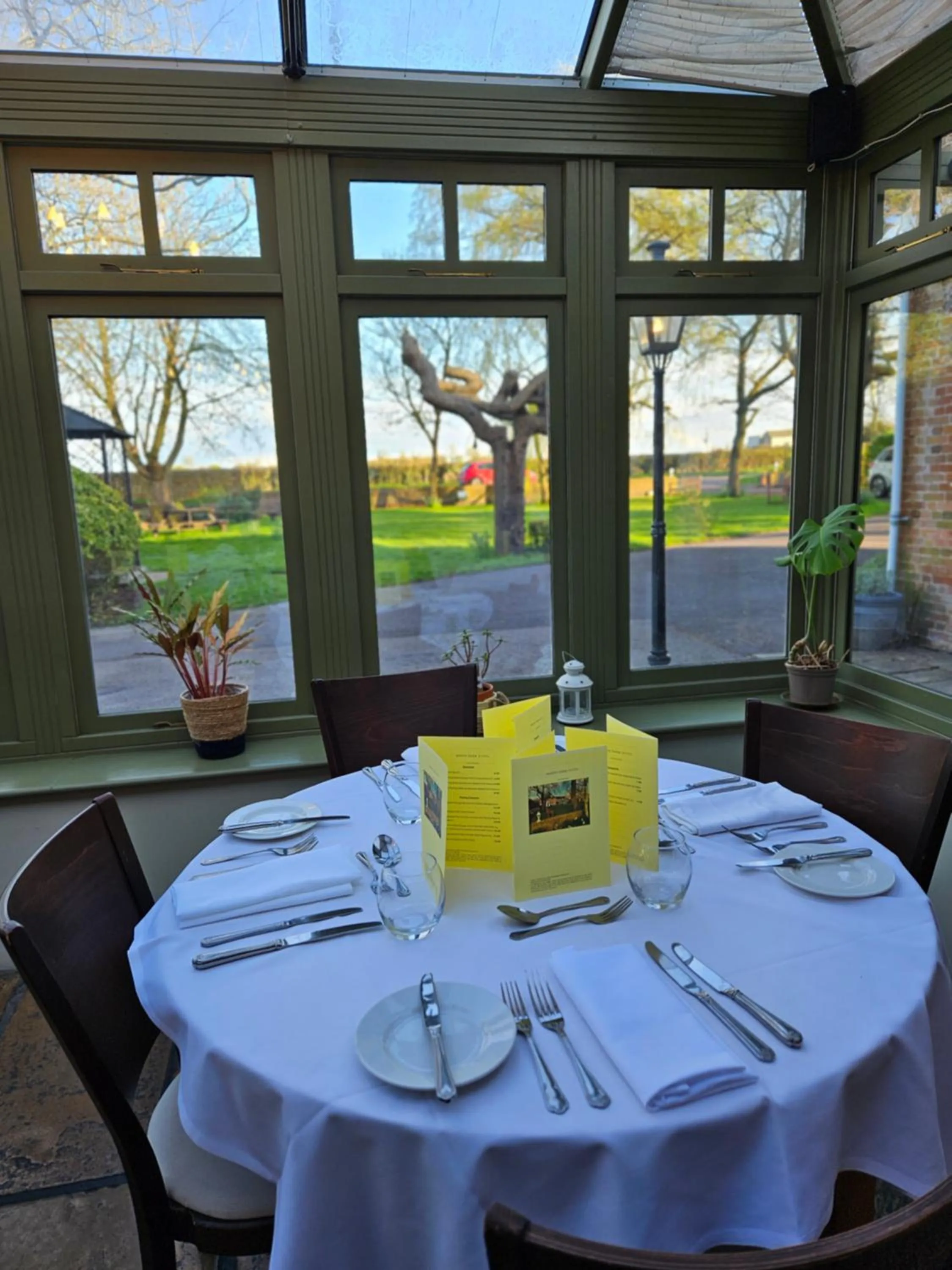 Restaurant/places to eat in Marsh Farm Hotel