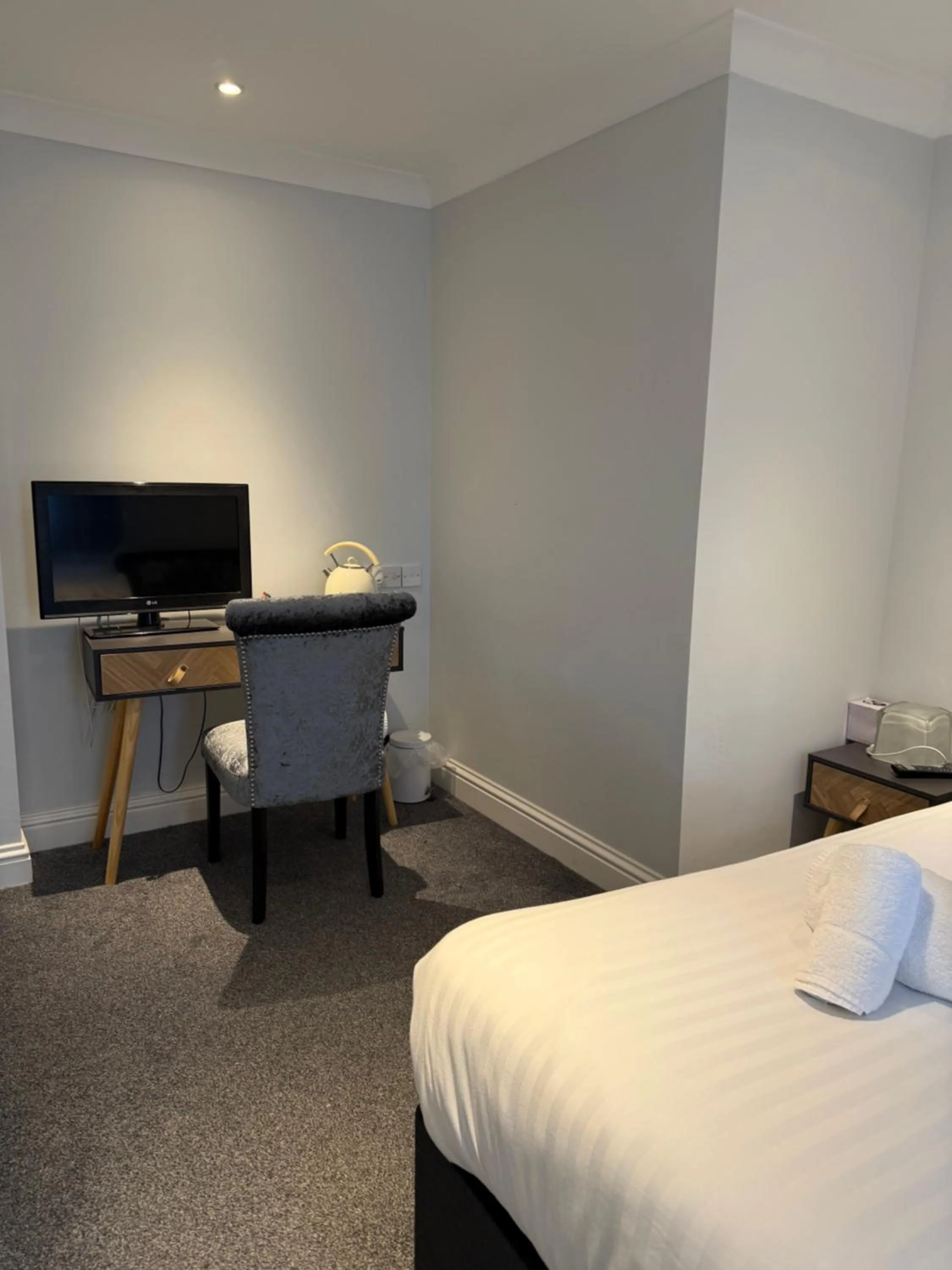 TV and multimedia, Bed in Marsh Farm Hotel