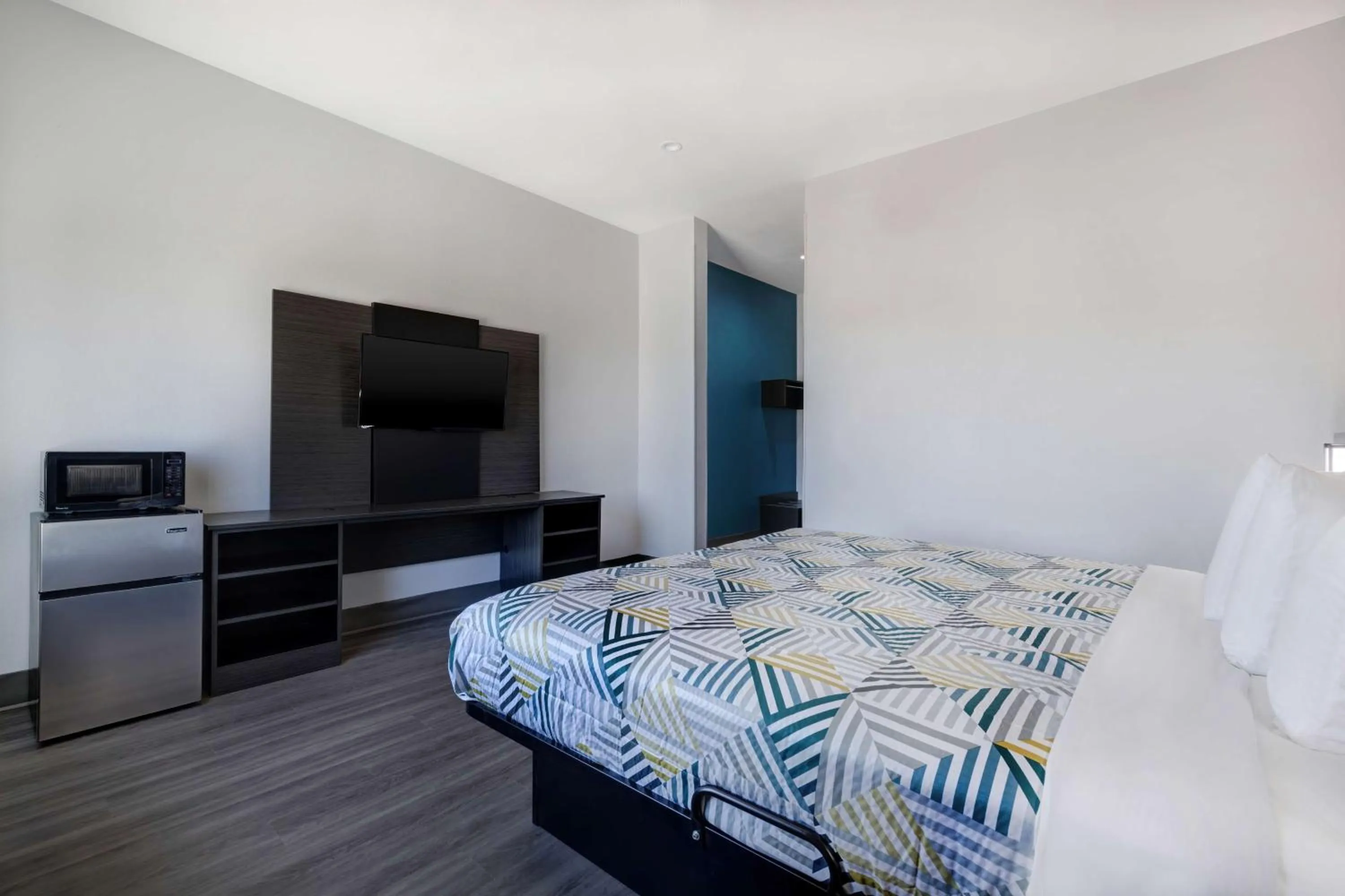 Bedroom, Bed in Motel 6 Dallas, TX Methodist Charlton Medical Ctr