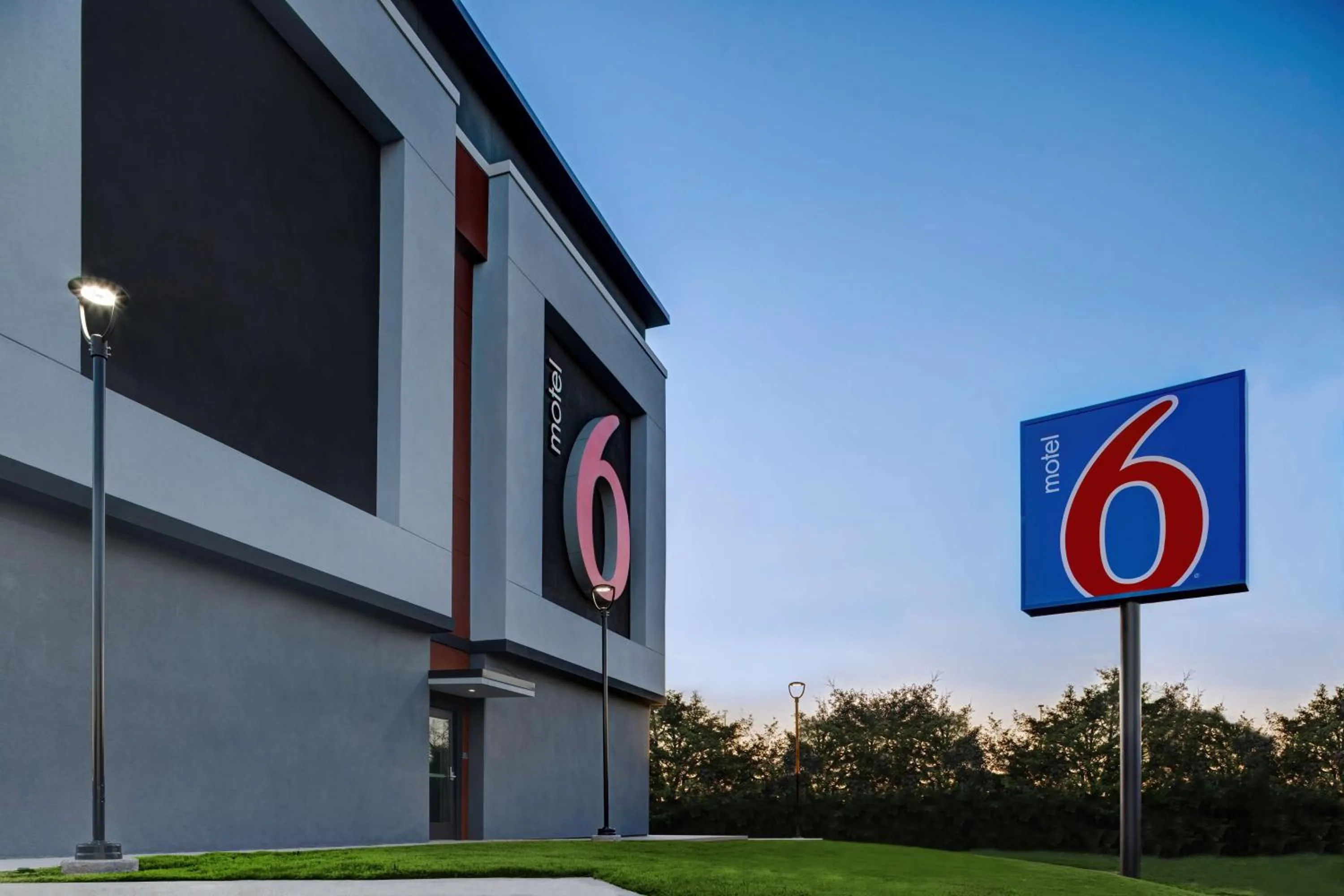 Property building in Motel 6 Dallas, TX Methodist Charlton Medical Ctr