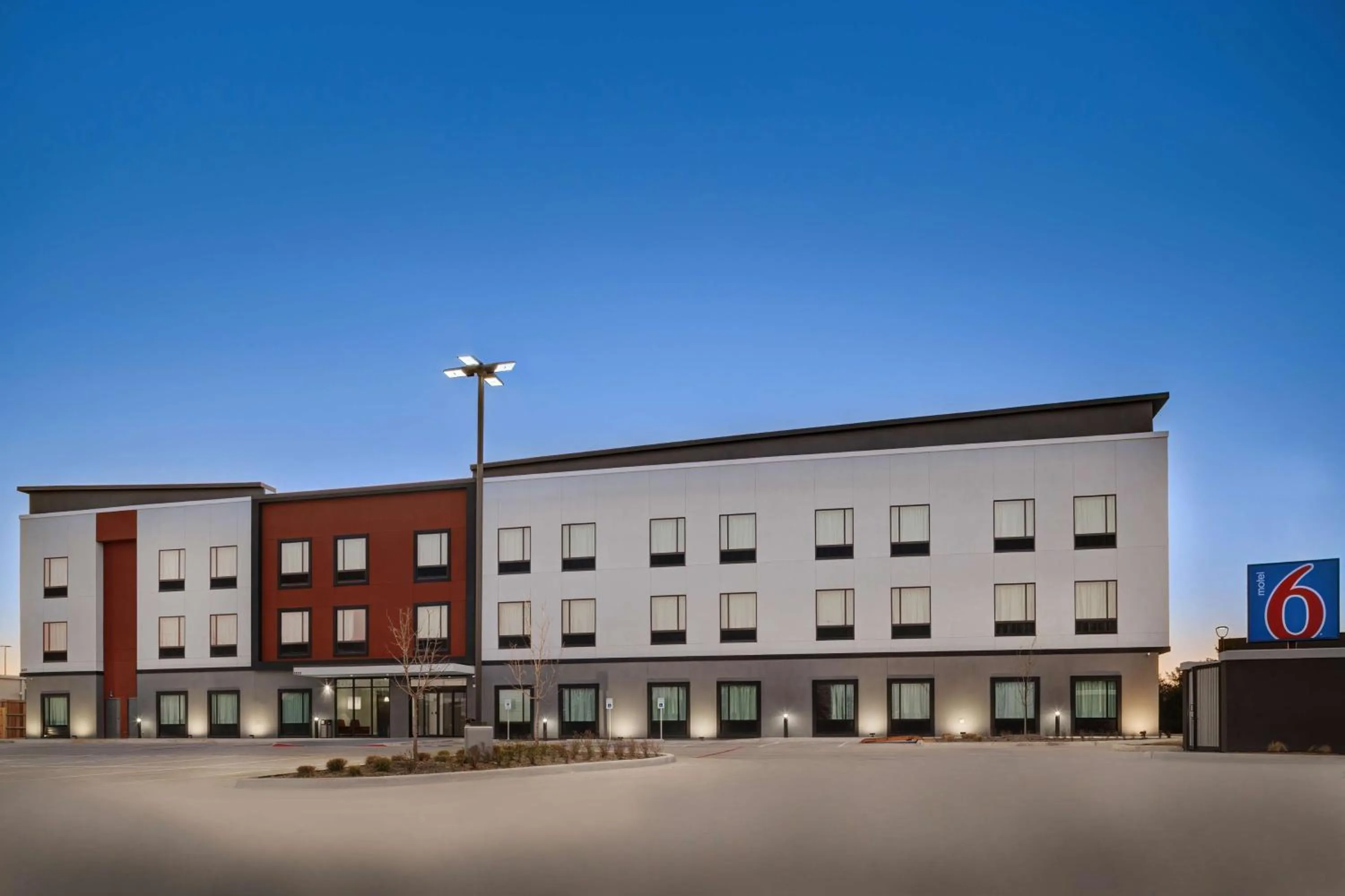 Property building in Motel 6 Dallas, TX Methodist Charlton Medical Ctr