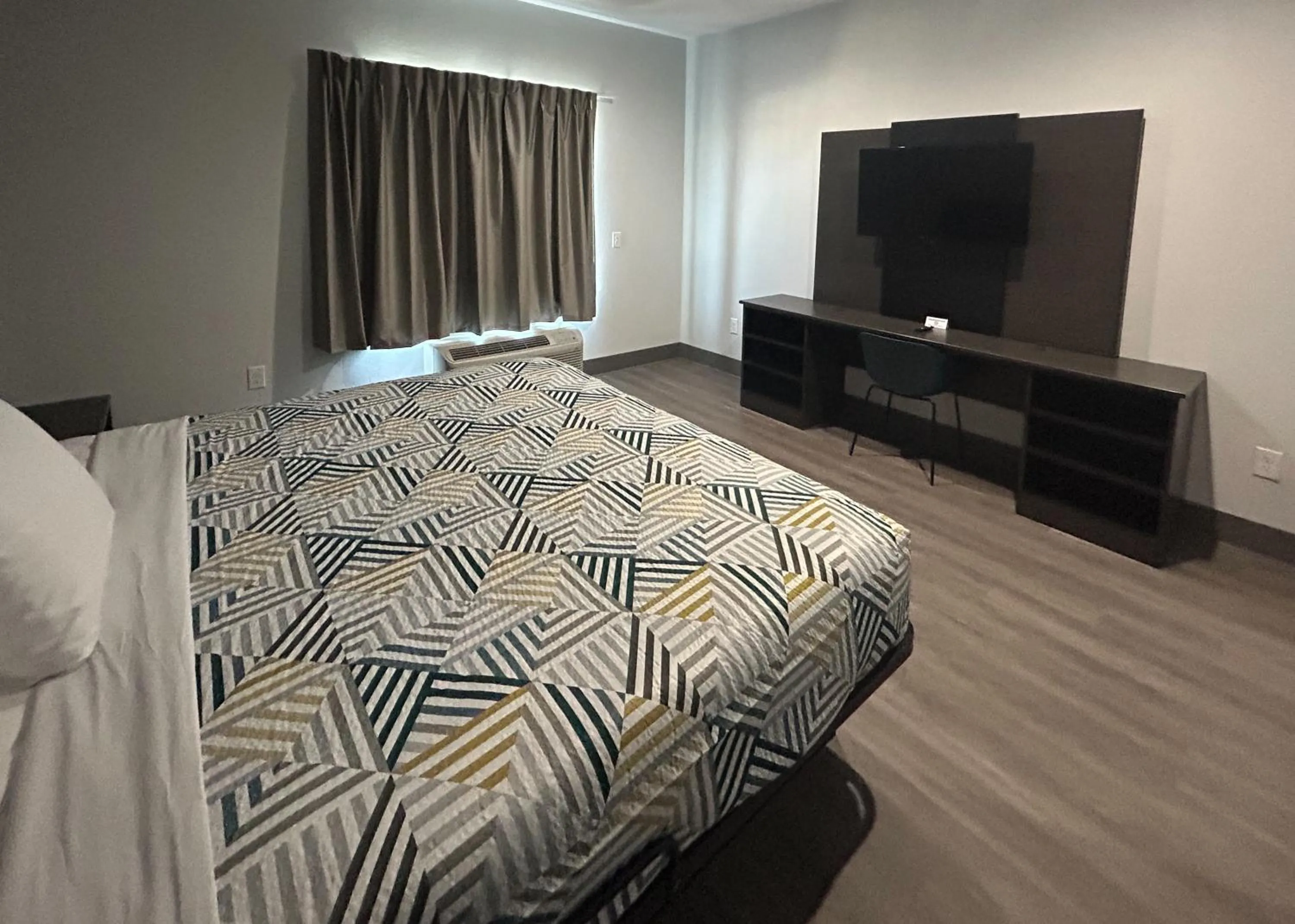 Bedroom, Bed in Motel 6 Dallas, TX Methodist Charlton Medical Ctr