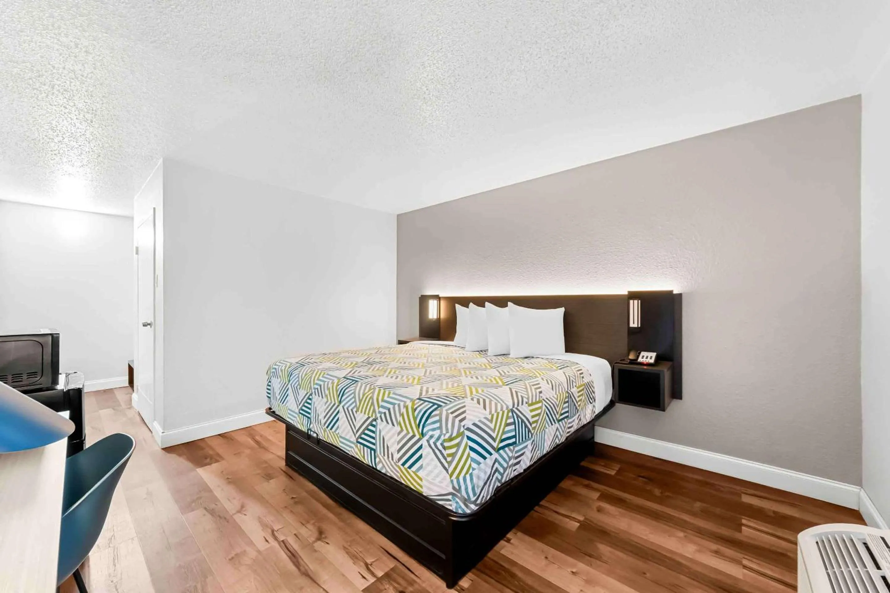 Photo of the whole room, Bed in Studio 6 Port Lavaca, TX