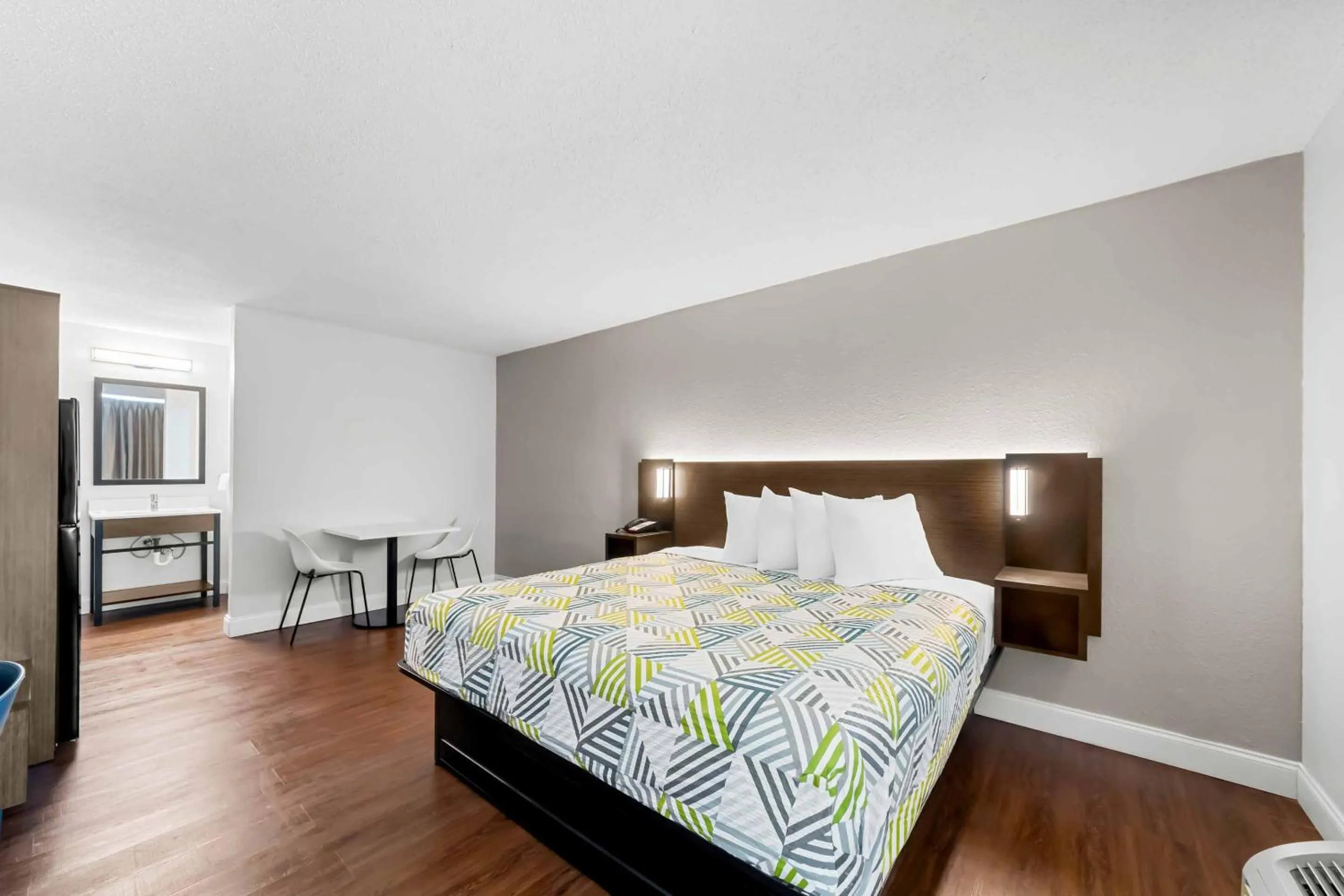 Photo of the whole room, Bed in Studio 6 Port Lavaca, TX