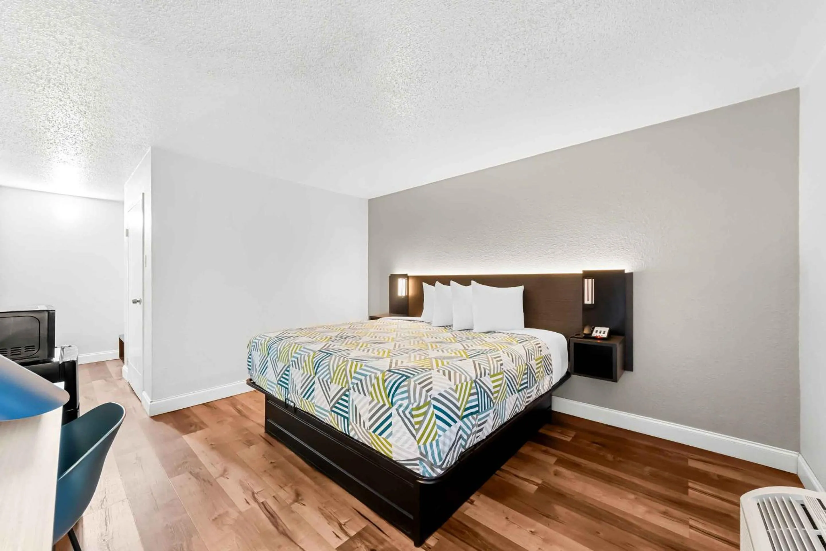 Photo of the whole room, Bed in Studio 6 Port Lavaca, TX