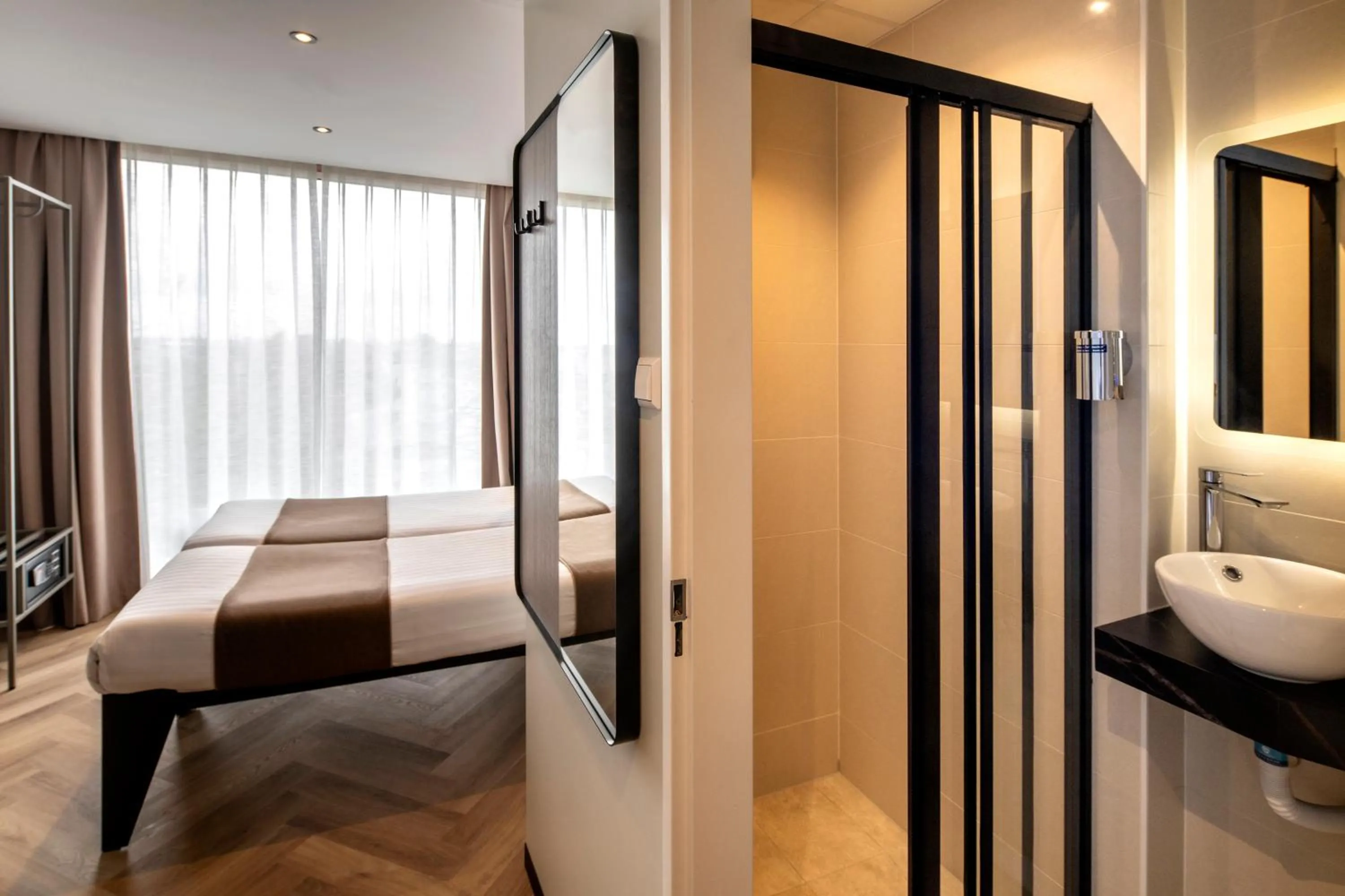 Shower, Bed in Hotel Fogo Amsterdam