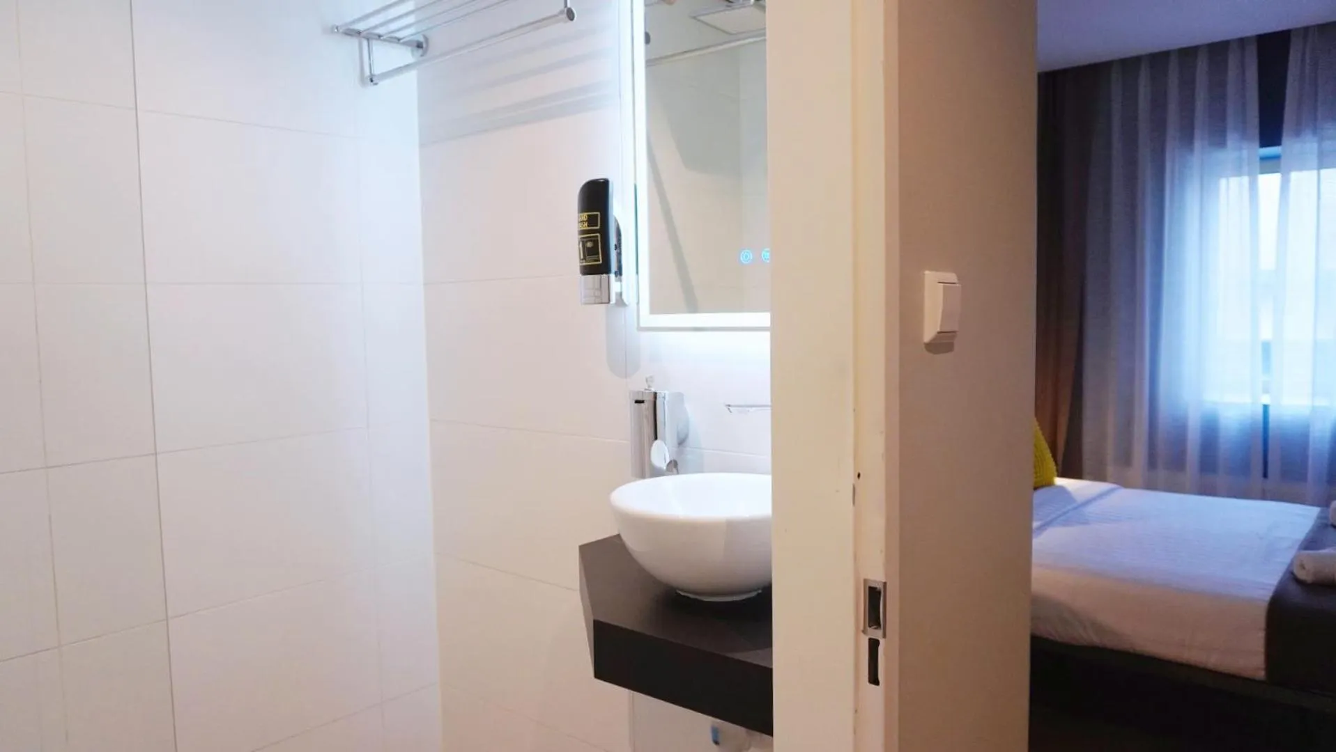 Shower, Bed in Hotel Fogo Amsterdam