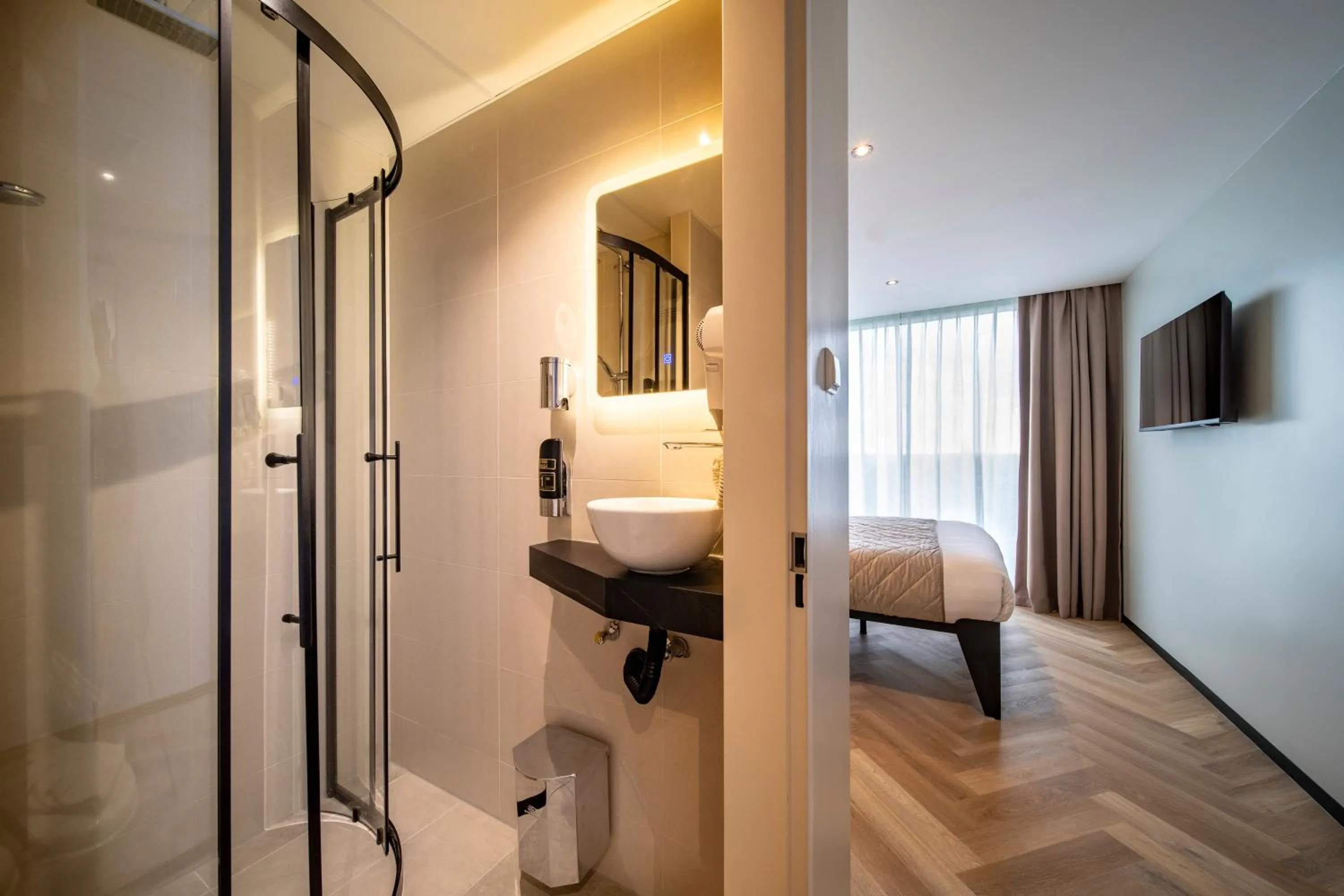Shower, Bed in Hotel Fogo Amsterdam