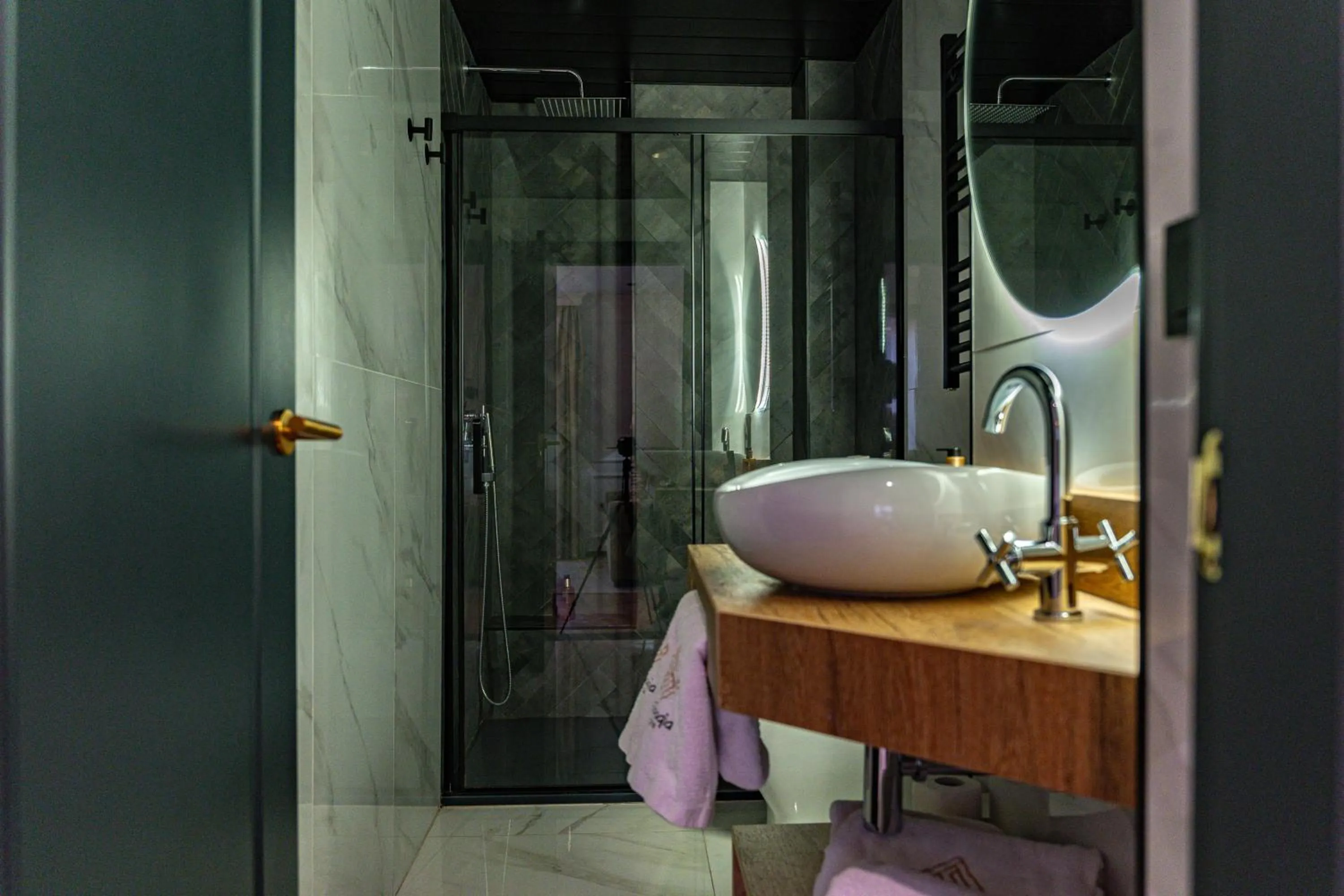Shower in Bubaqia House - Suites Boutique