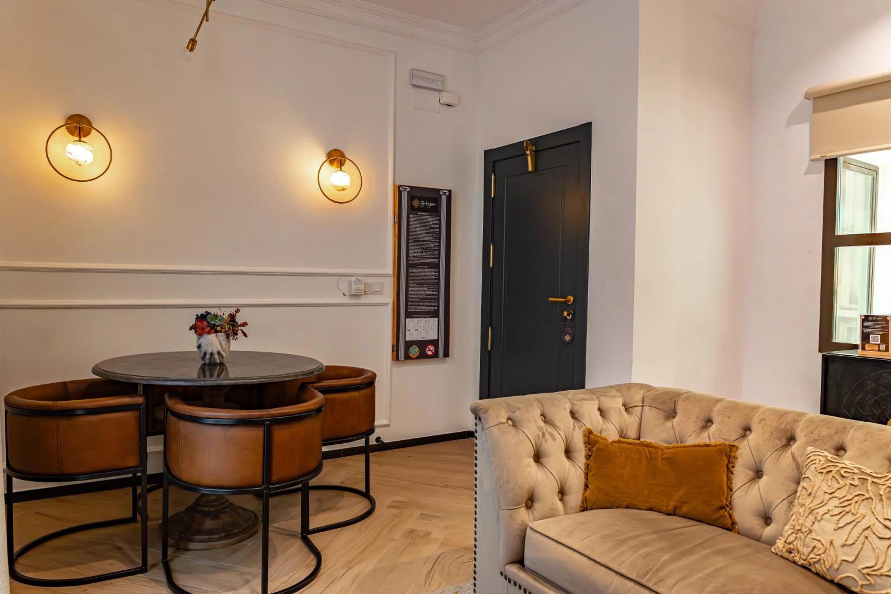 Seating area in Bubaqia House - Suites Boutique