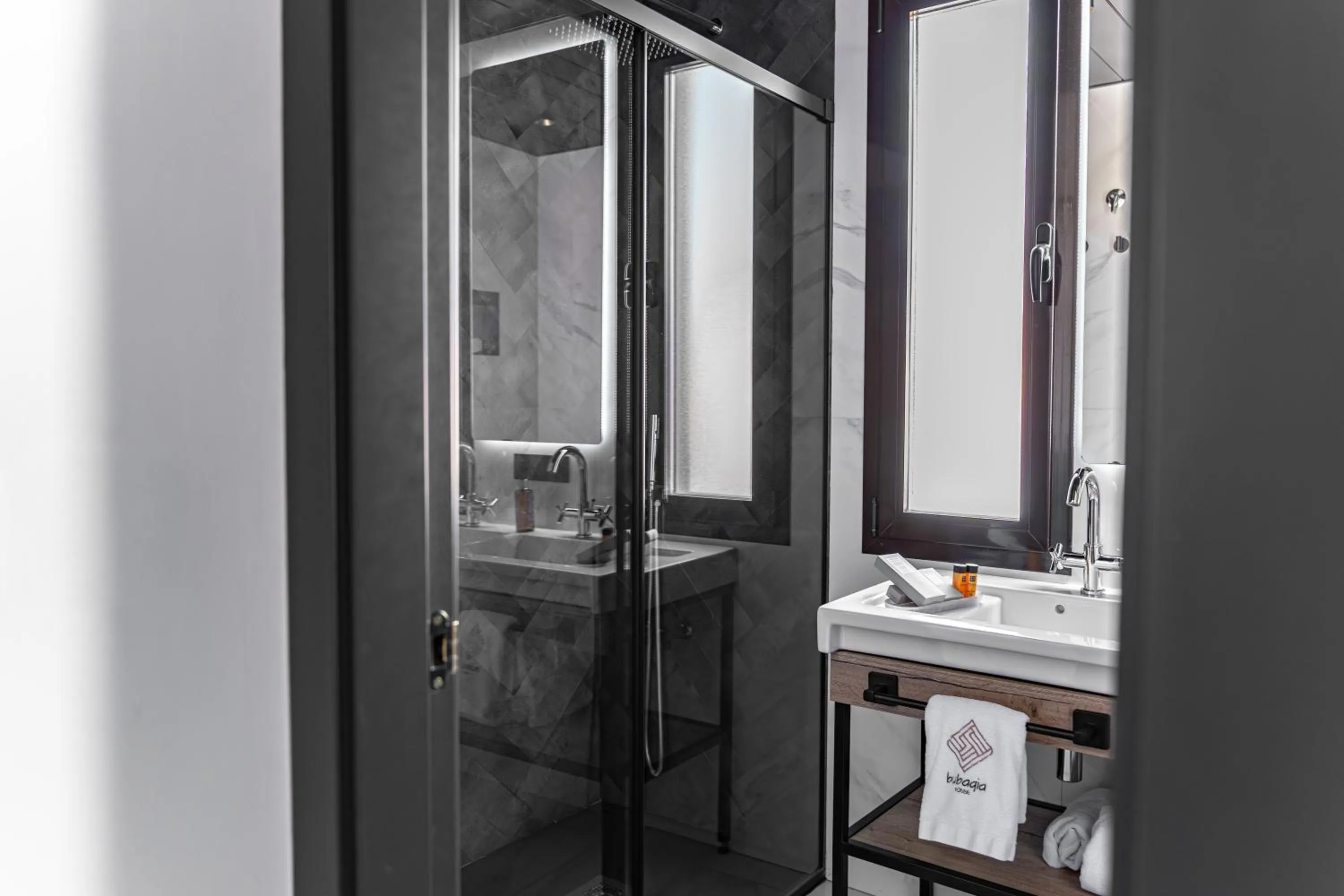 Shower in Bubaqia House - Suites Boutique