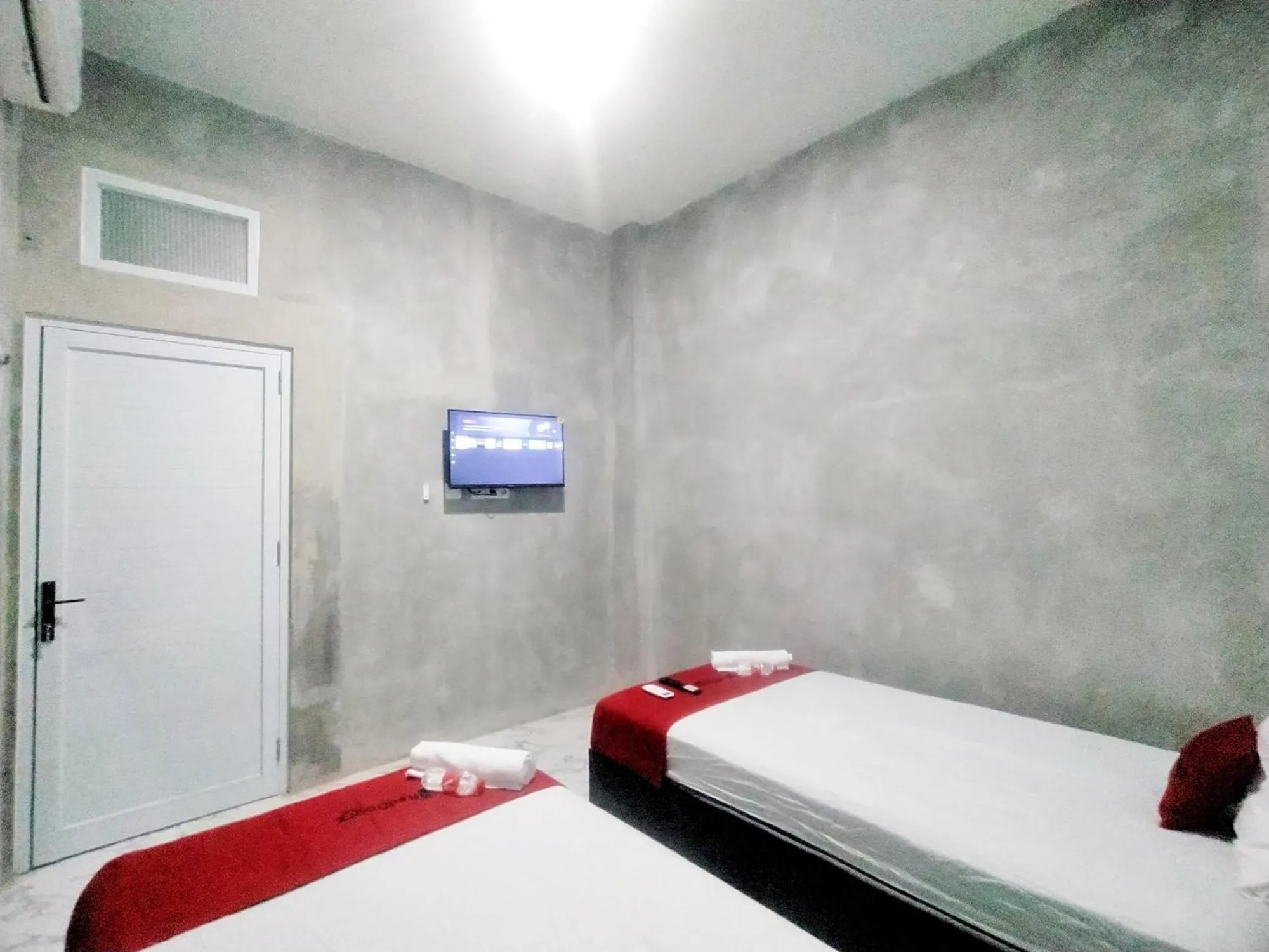 Bed in RedDoorz Syariah near Exit Tol Bojong Pekalongan