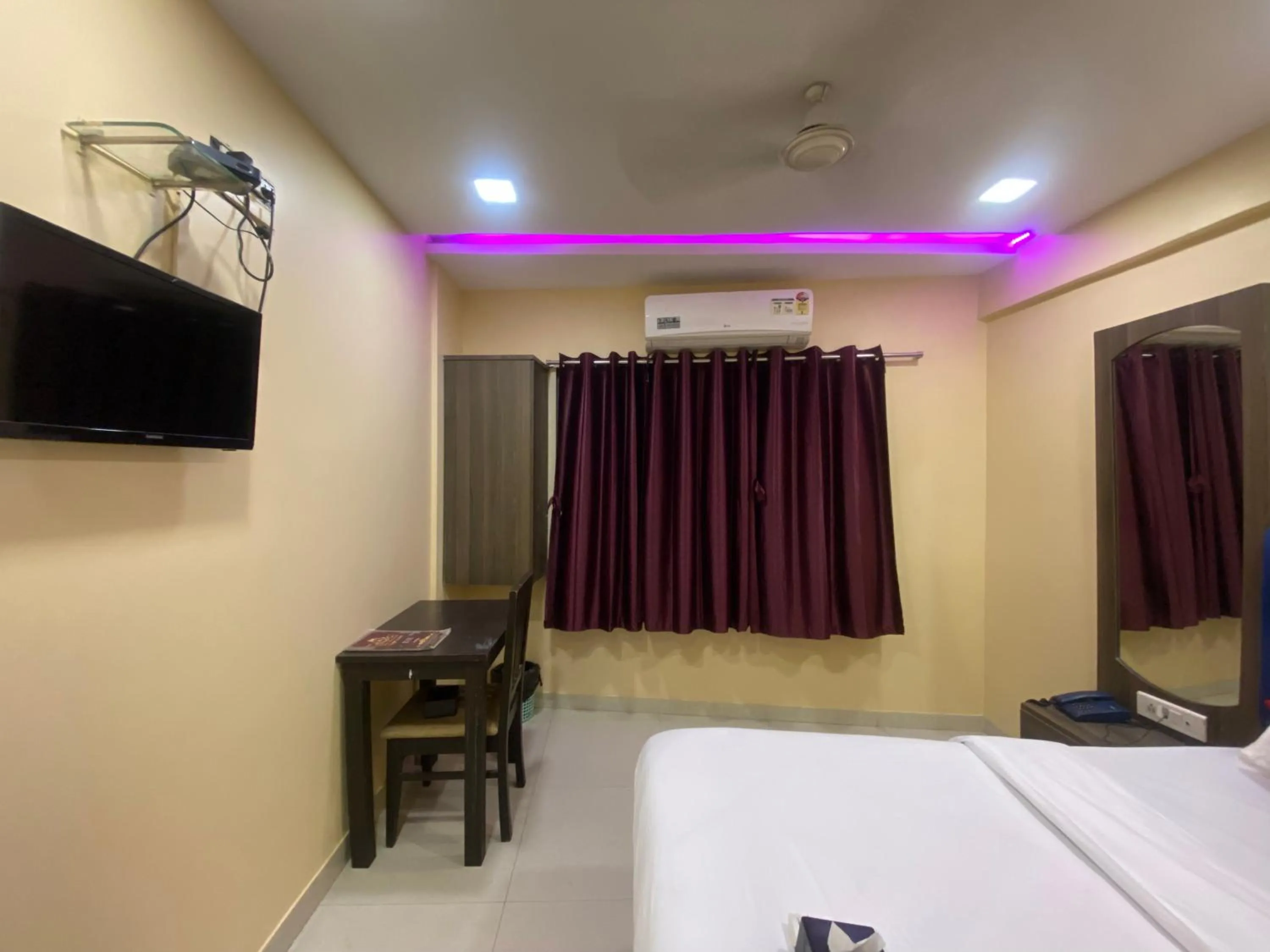 Communal lounge/ TV room, Bed in Hotel Royal Grand - Near Mumbai International Airport