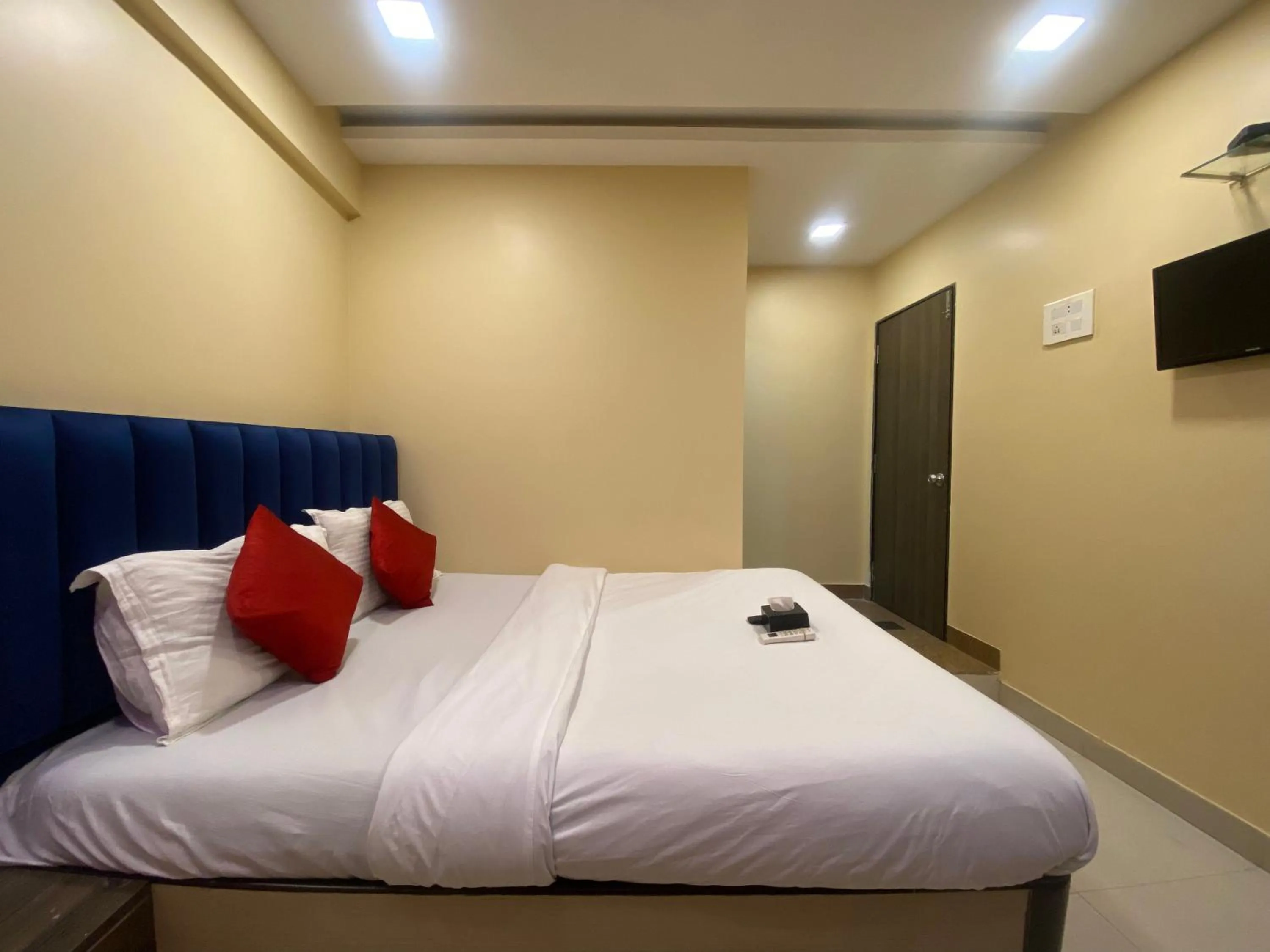 Bed in Hotel Royal Grand - Near Mumbai International Airport
