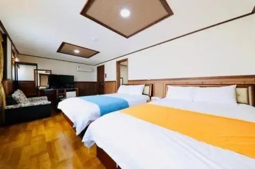 Superior Quadruple Room in Jeju B Hotel Superior Quadruple Room in Jeju B Hotel