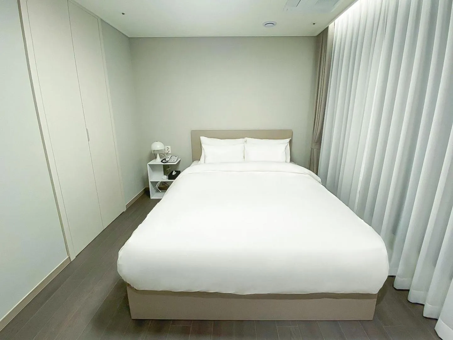 Bed in HOTEL THE DESIGNERS LYJ SUITE YEOKSAM