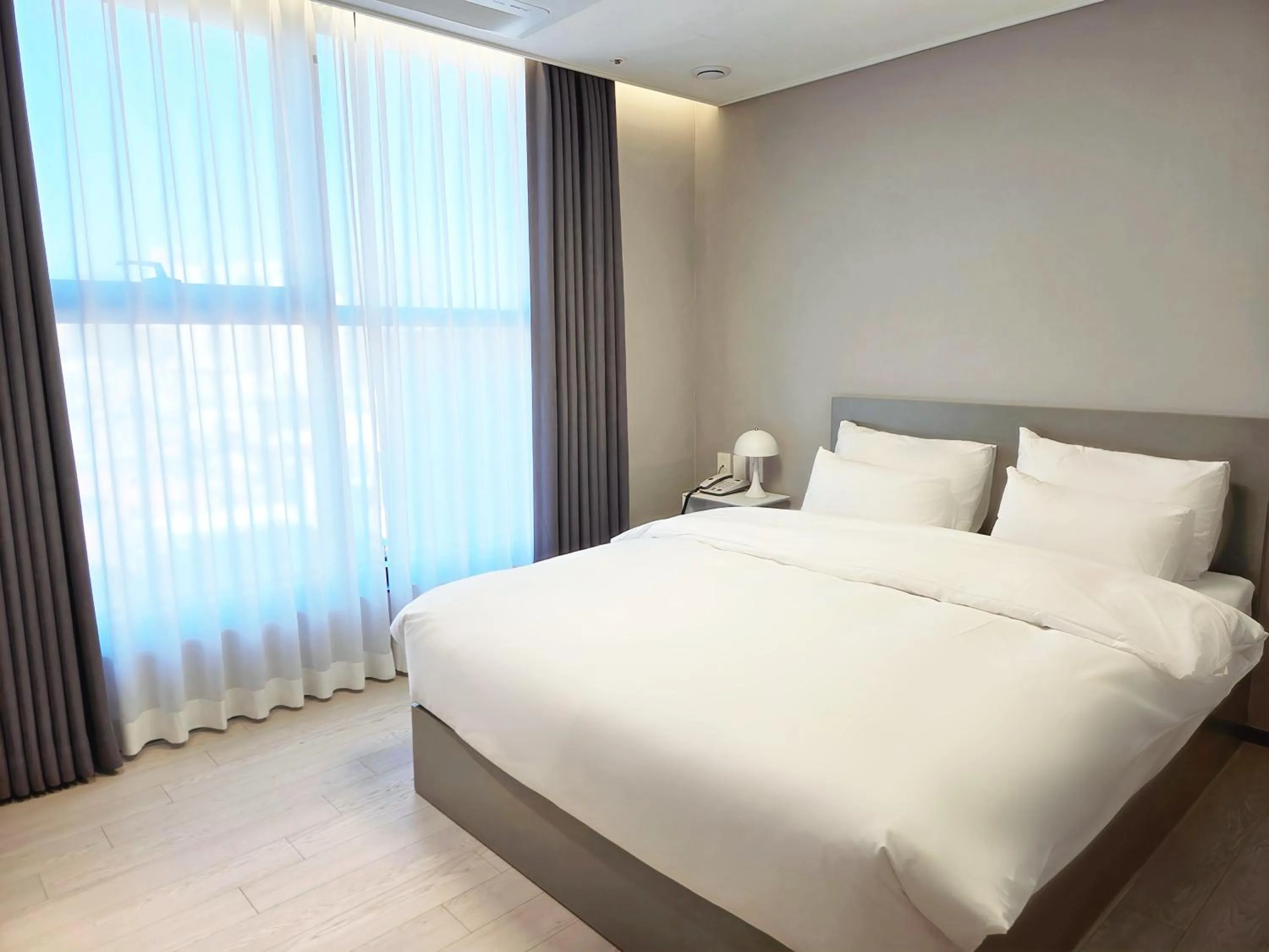 Bed in HOTEL THE DESIGNERS LYJ SUITE YEOKSAM