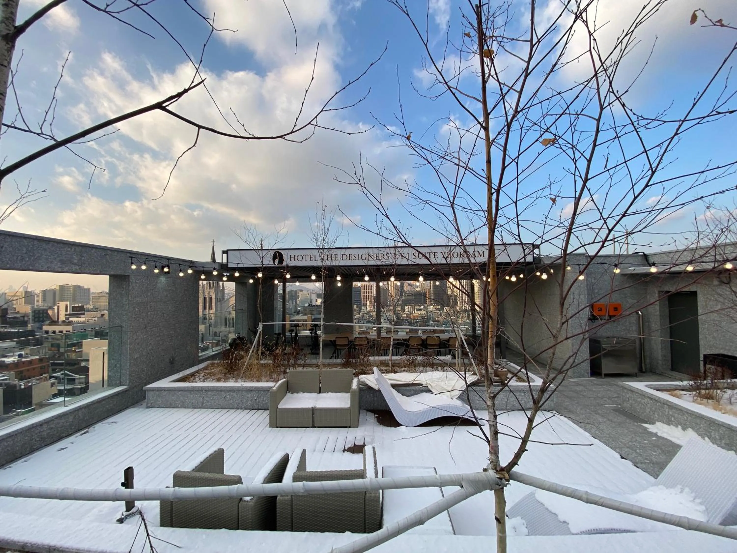 Property building in HOTEL THE DESIGNERS LYJ SUITE YEOKSAM