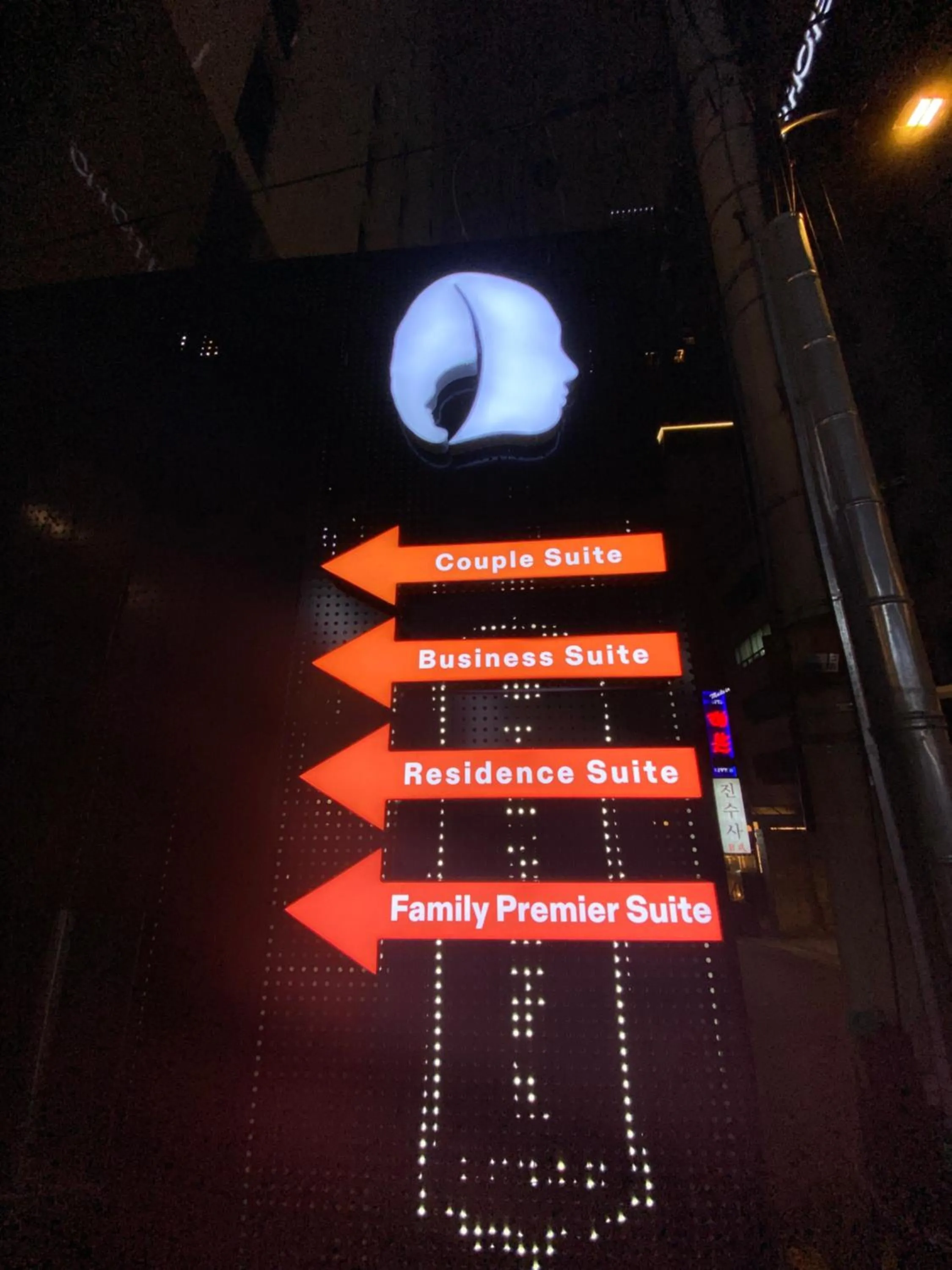 Property building in HOTEL THE DESIGNERS LYJ SUITE YEOKSAM