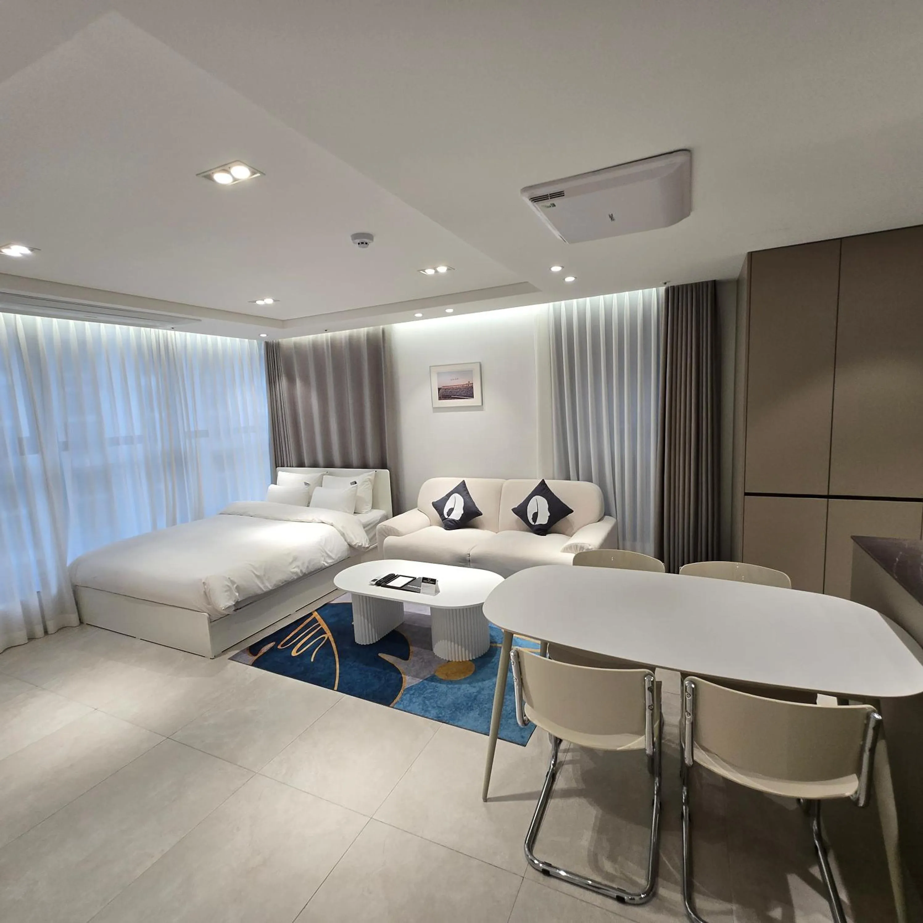 Bed in HOTEL THE DESIGNERS LYJ SUITE YEOKSAM