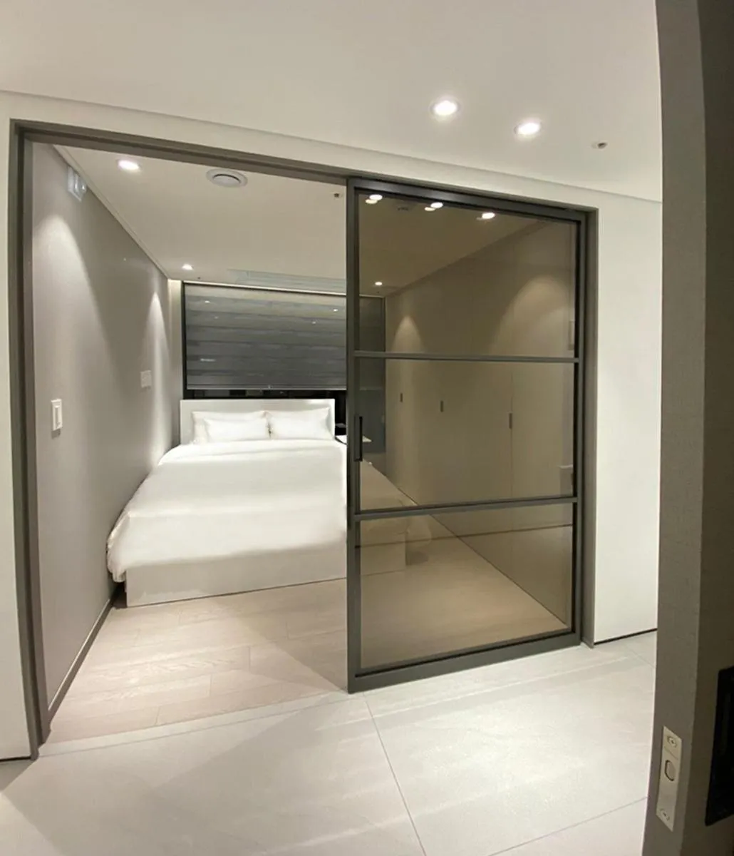 Bed in HOTEL THE DESIGNERS LYJ SUITE YEOKSAM