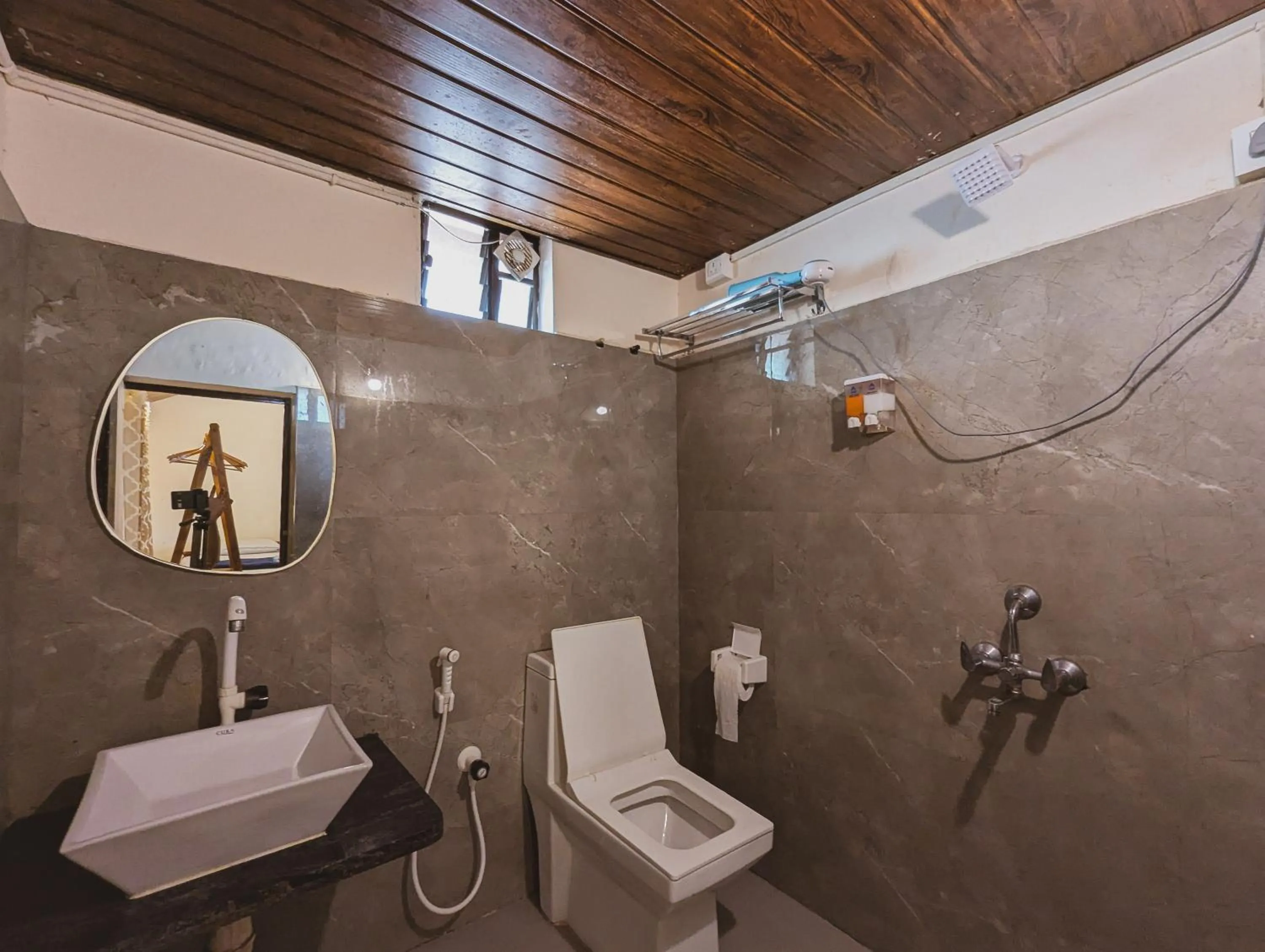 Bathroom in Sunset Cafe Beach Stay